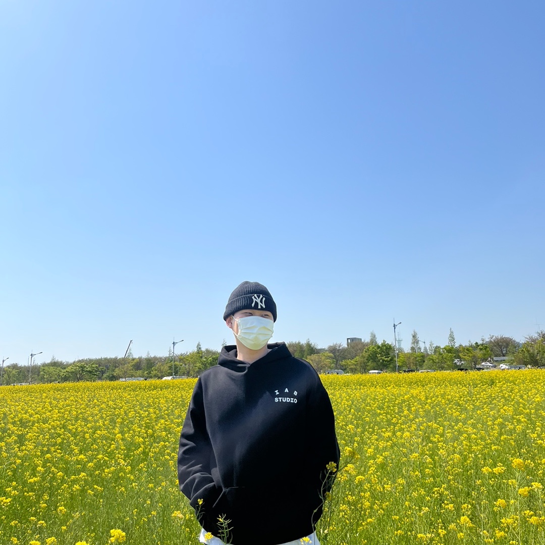 IAB Studio Hoodie Black White 착용 스타일