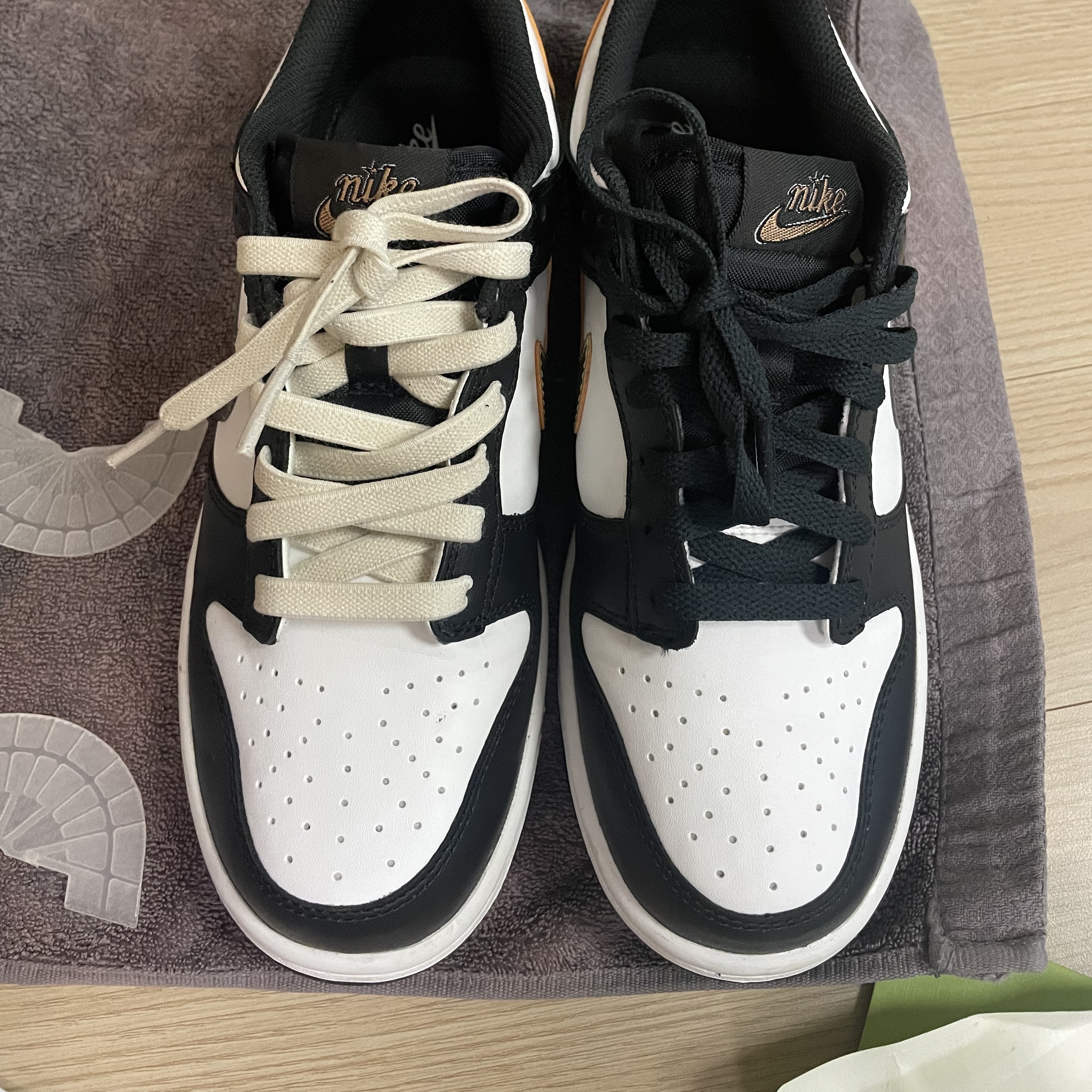 (GS) Nike Dunk Low SE Off Noir Summit White Metallic Pewter 착용 스타일 - 3