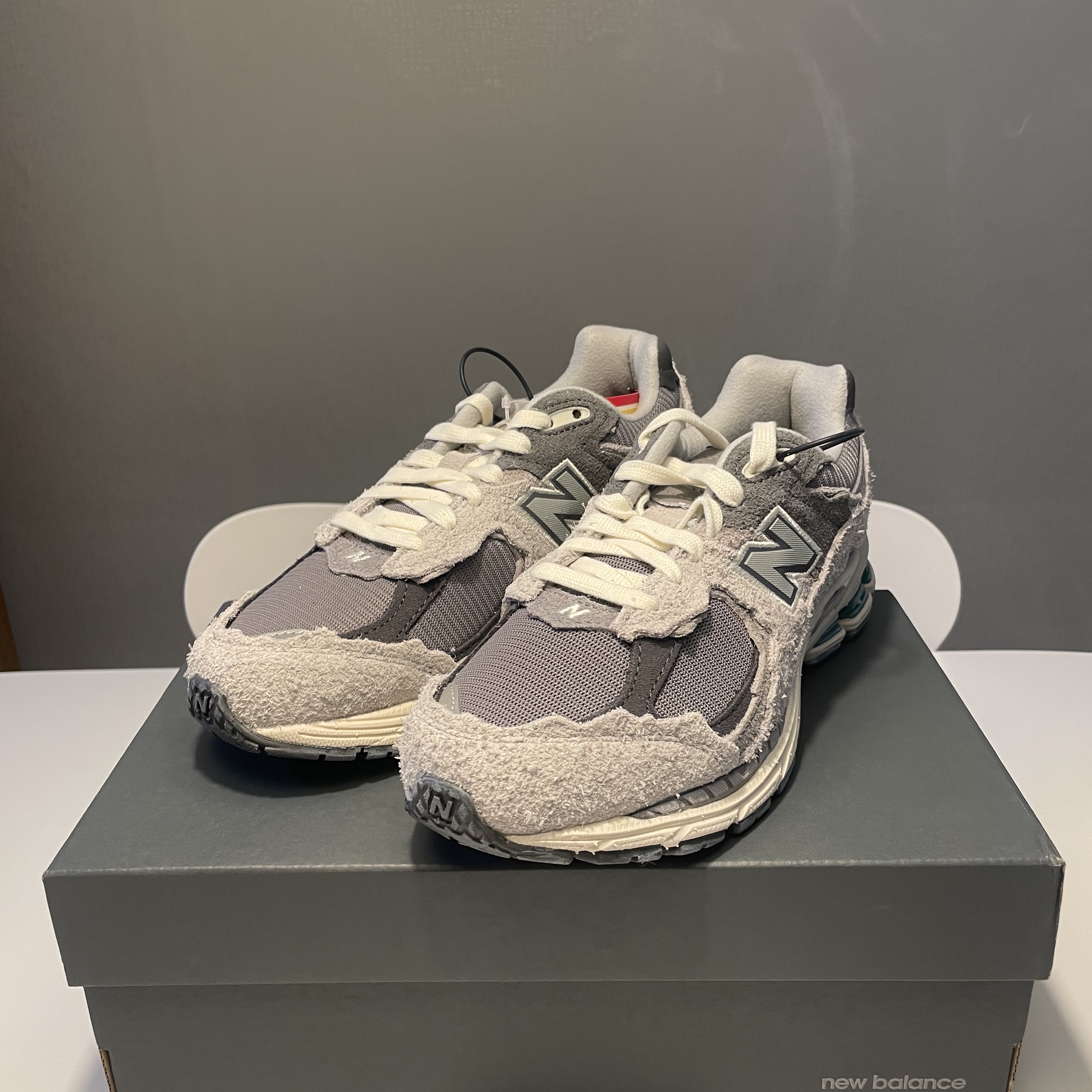 New Balance 2002R Protection Pack Rain Cloud 착용 스타일 - 2