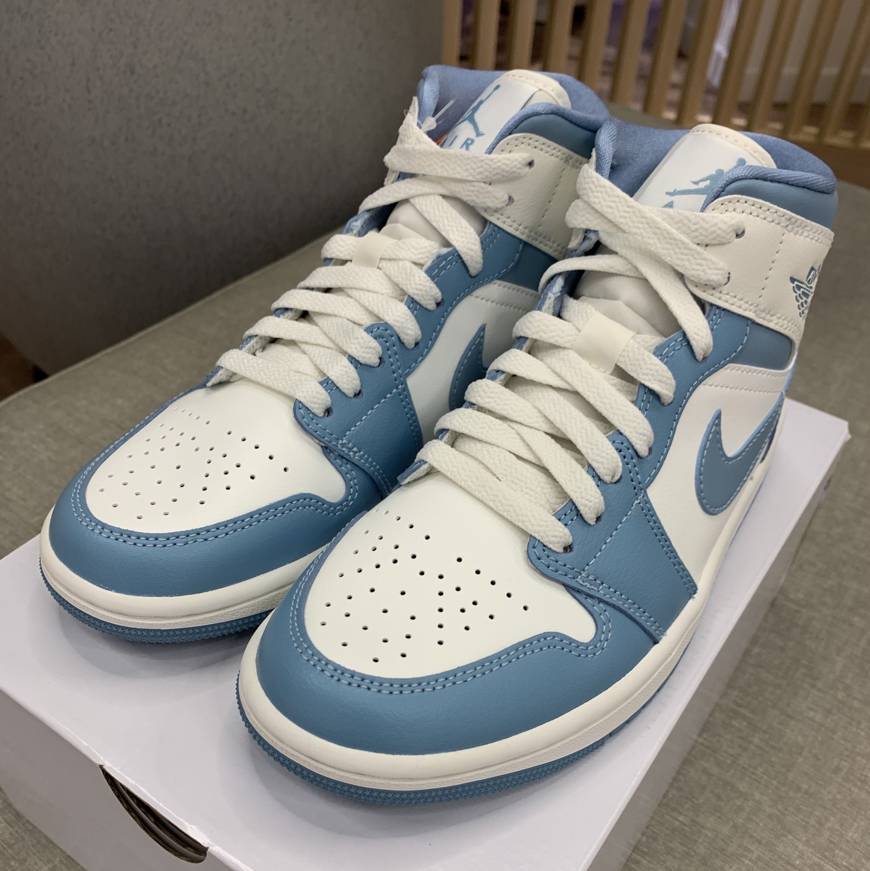 (W) Jordan 1 Mid Sail and Worn Blue 착용 스타일 - 3