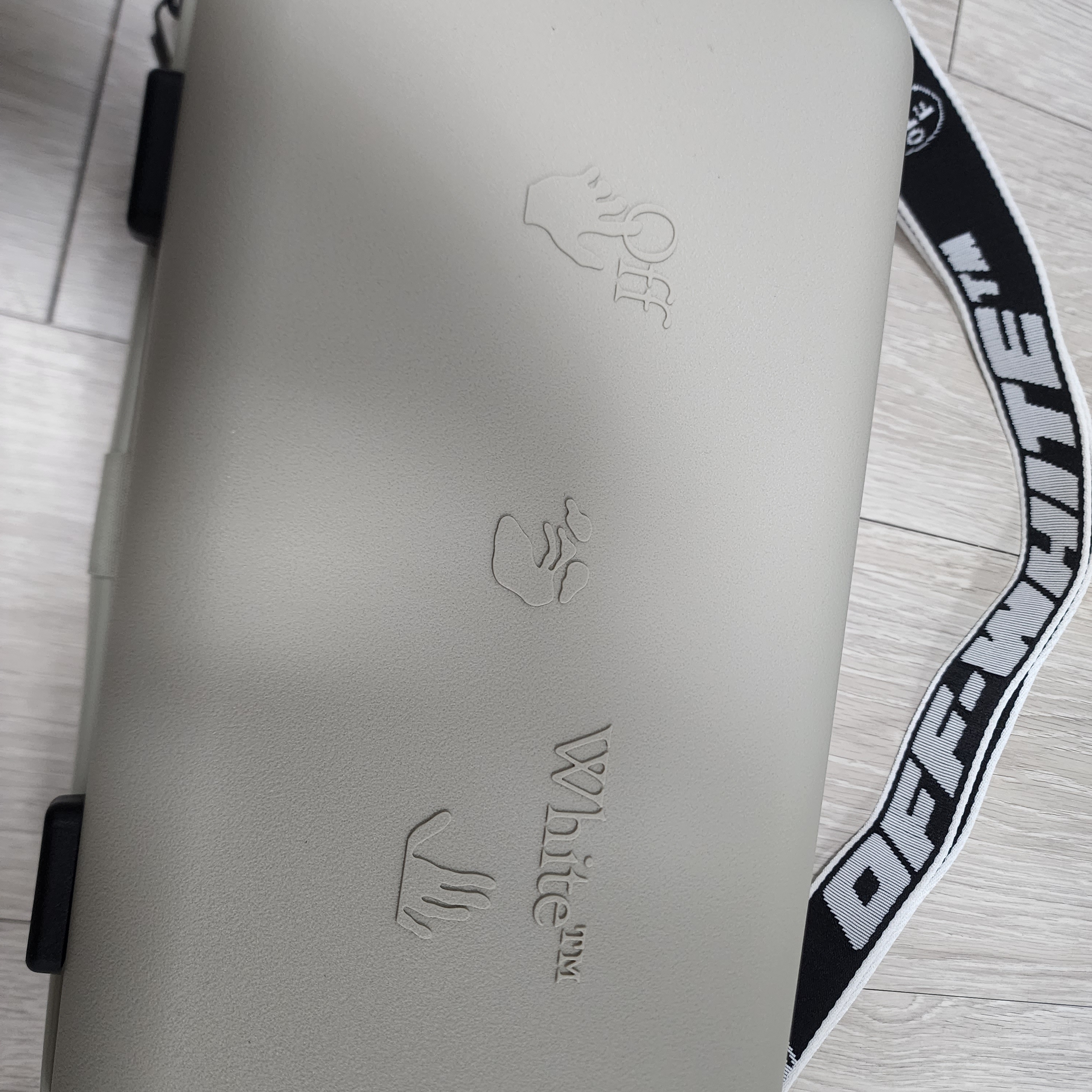 Off-White x Amore Pacific Protection Box (Without Cosmetics) 착용 스타일