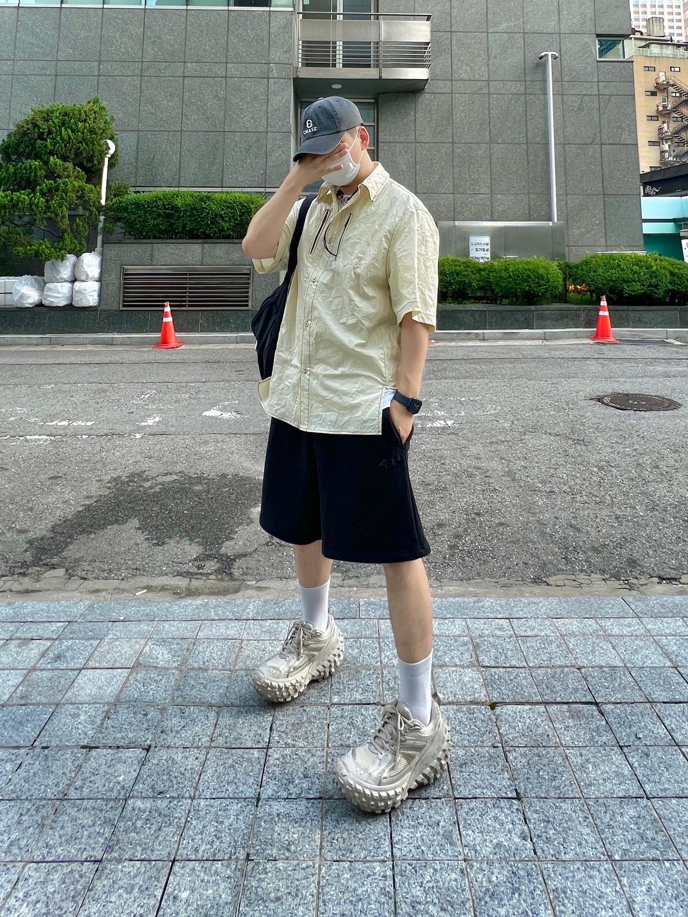 Our Legacy Ladon Leather Keychain Black, Balenciaga Defender Sneakers Beige 착용 스타일 - 3