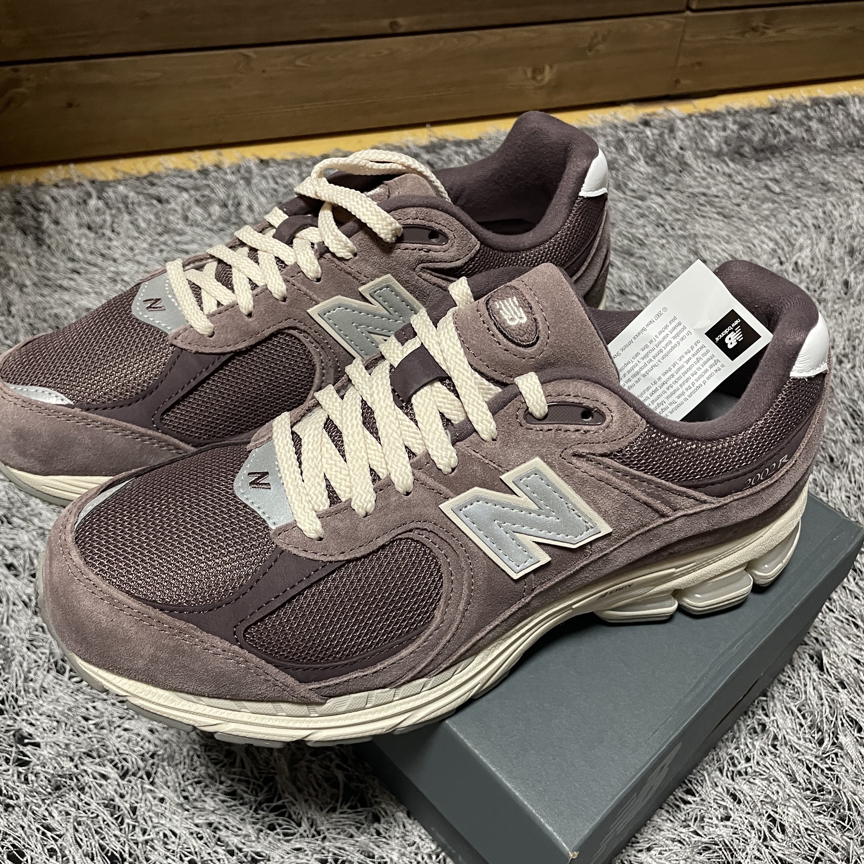 New Balance 2002R Black Fig 착용 스타일