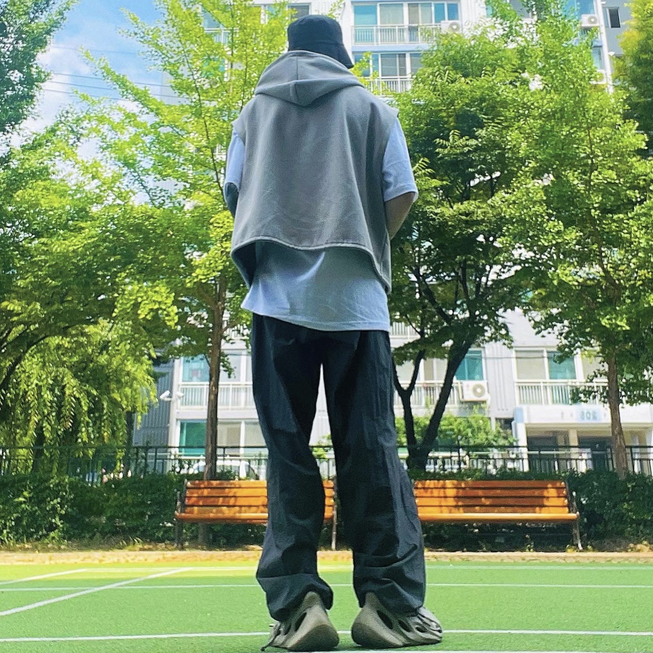 Adidas Yeezy Foam RNNR Stone Sage 착용 스타일 - 3