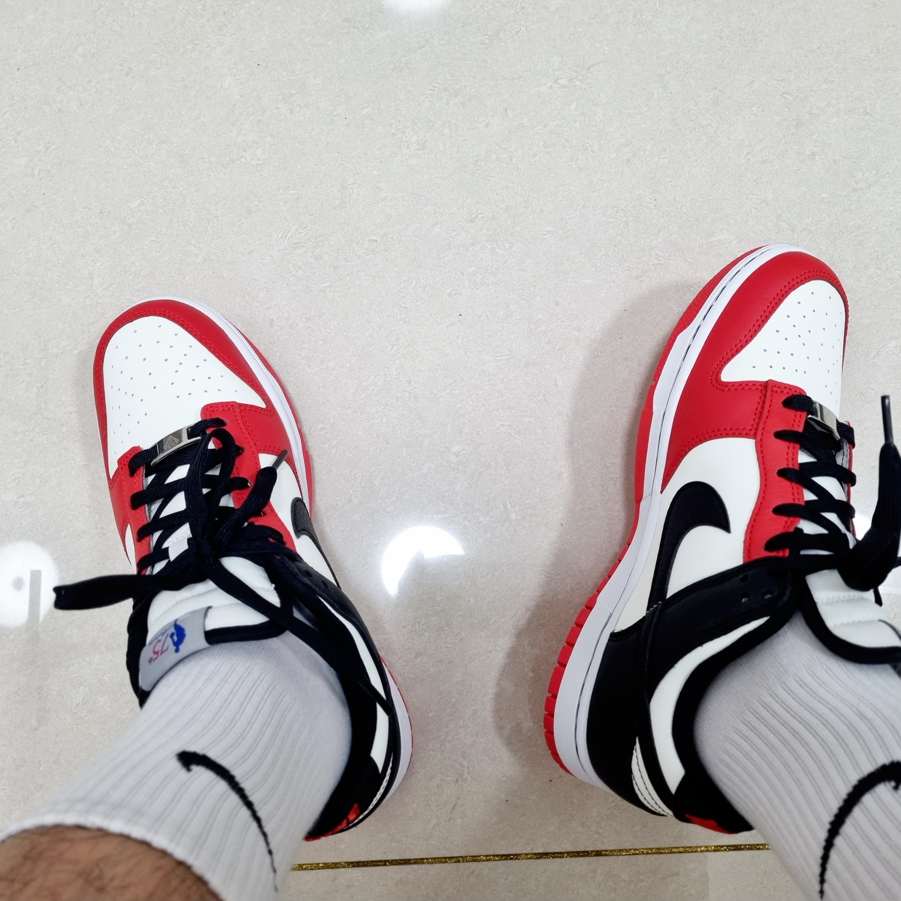 Nike x NBA Dunk Low Retro EMB Black and Chile Red 착용 스타일
