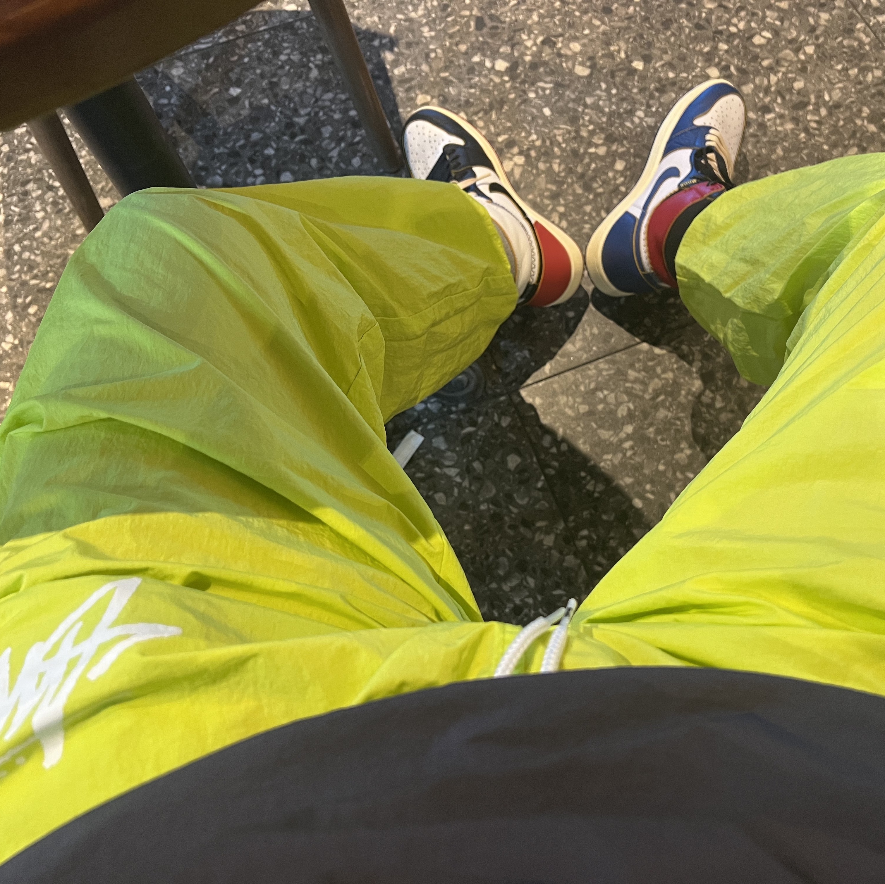 Nike x Stussy Beach Pants Bright Cactus, Nike x Stussy Windrunner Jacket Off Noir 착용 스타일