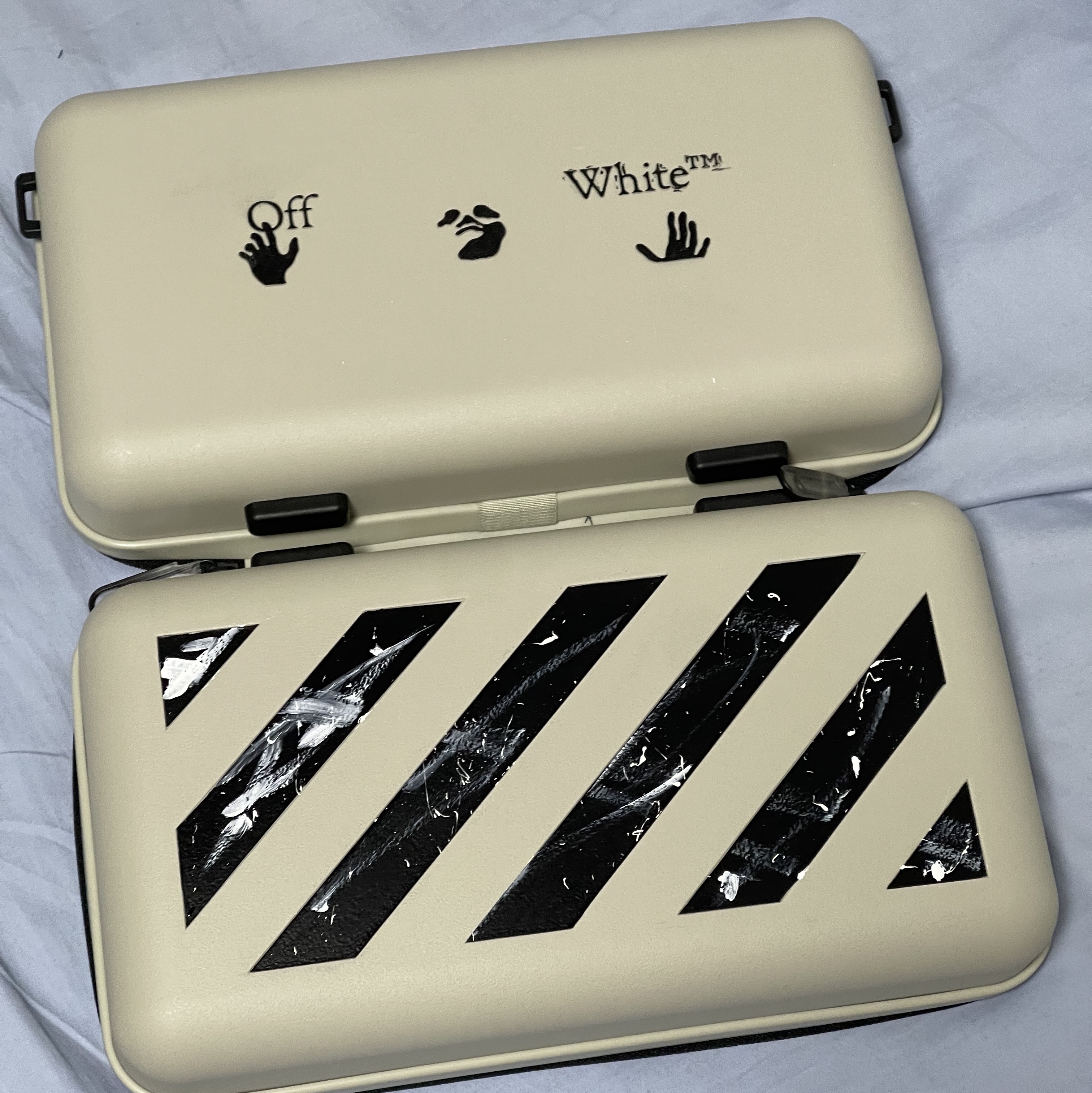 Off-White x Amore Pacific Protection Box (Without Cosmetics) 착용 스타일 - 1