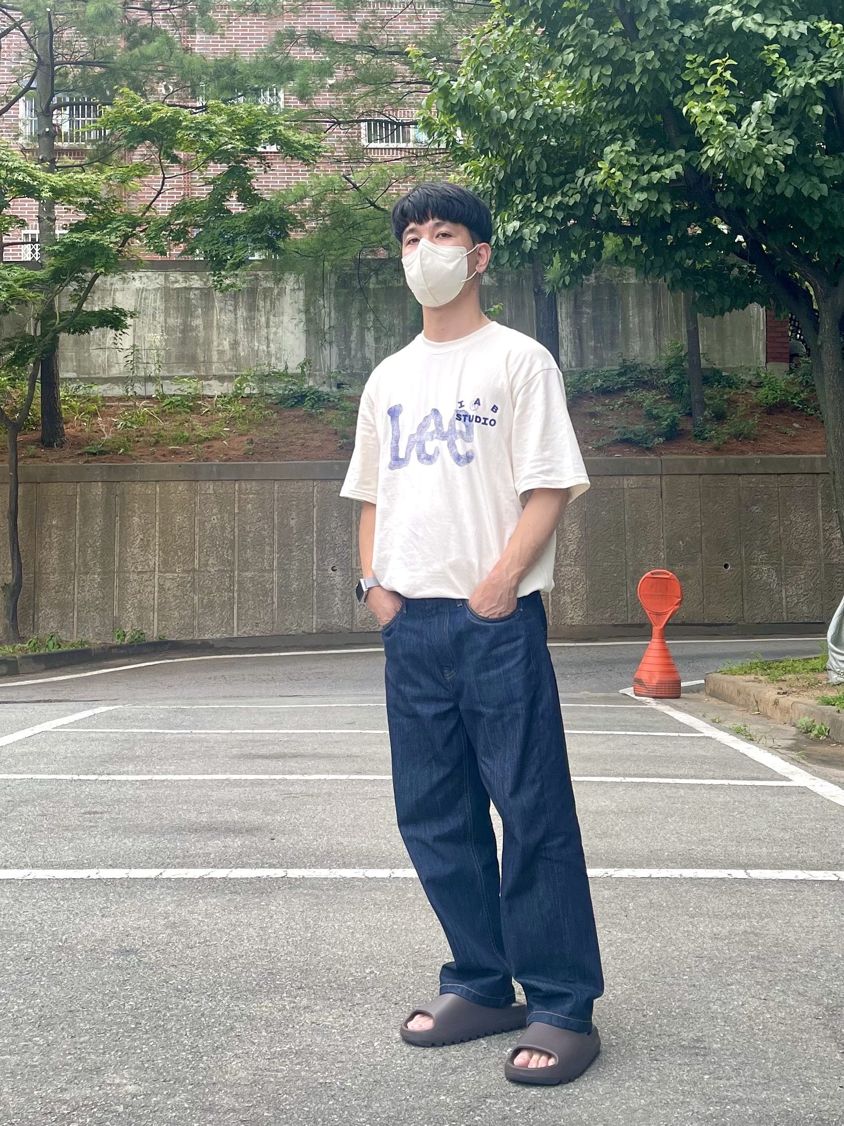 Adidas Yeezy Slide Soot 2021, IAB Studio x Lee T-Shirt Oatmeal Ivory 착용 스타일 - 1