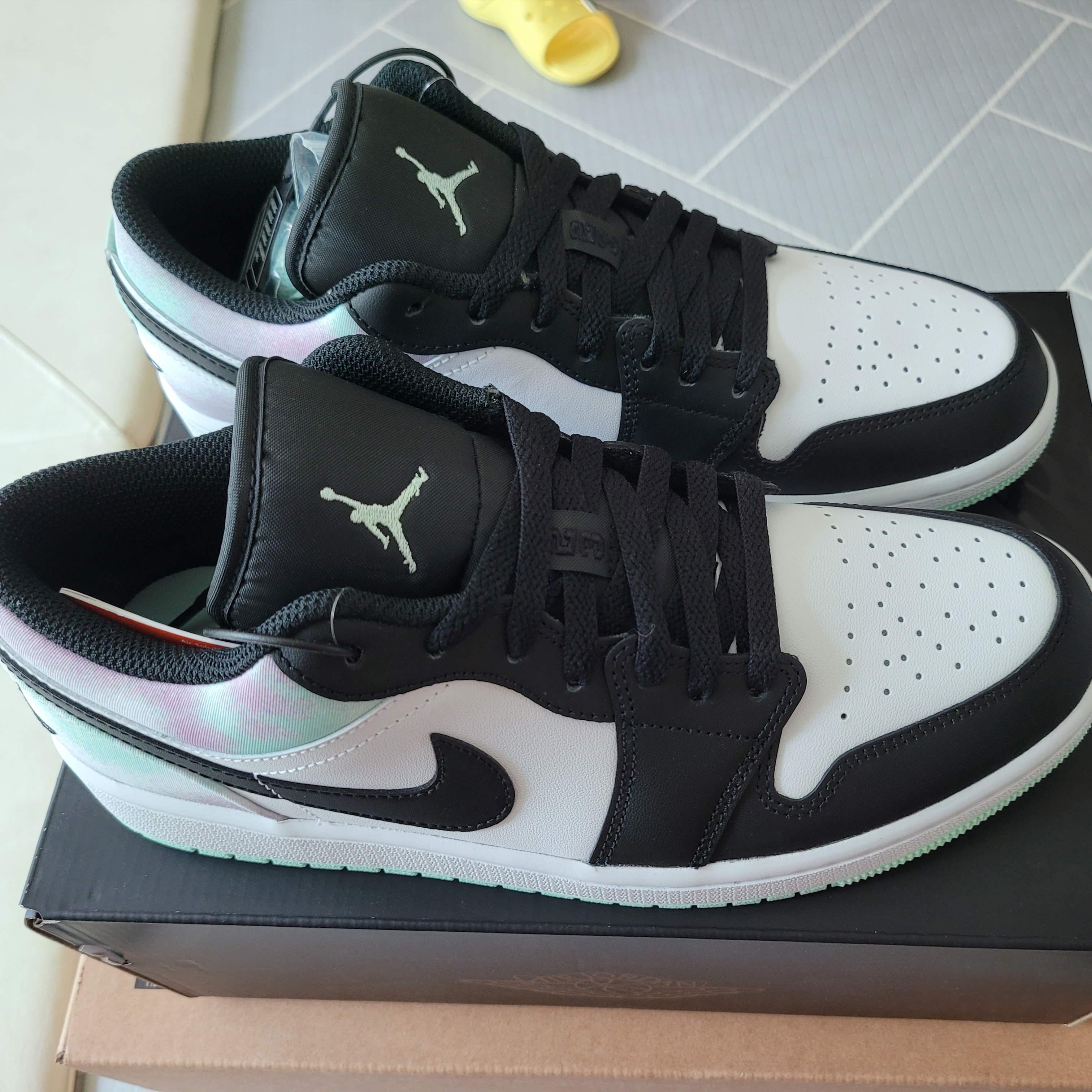 Jordan 1 Low SE White Black Tie-Dye 착용 스타일 - 1