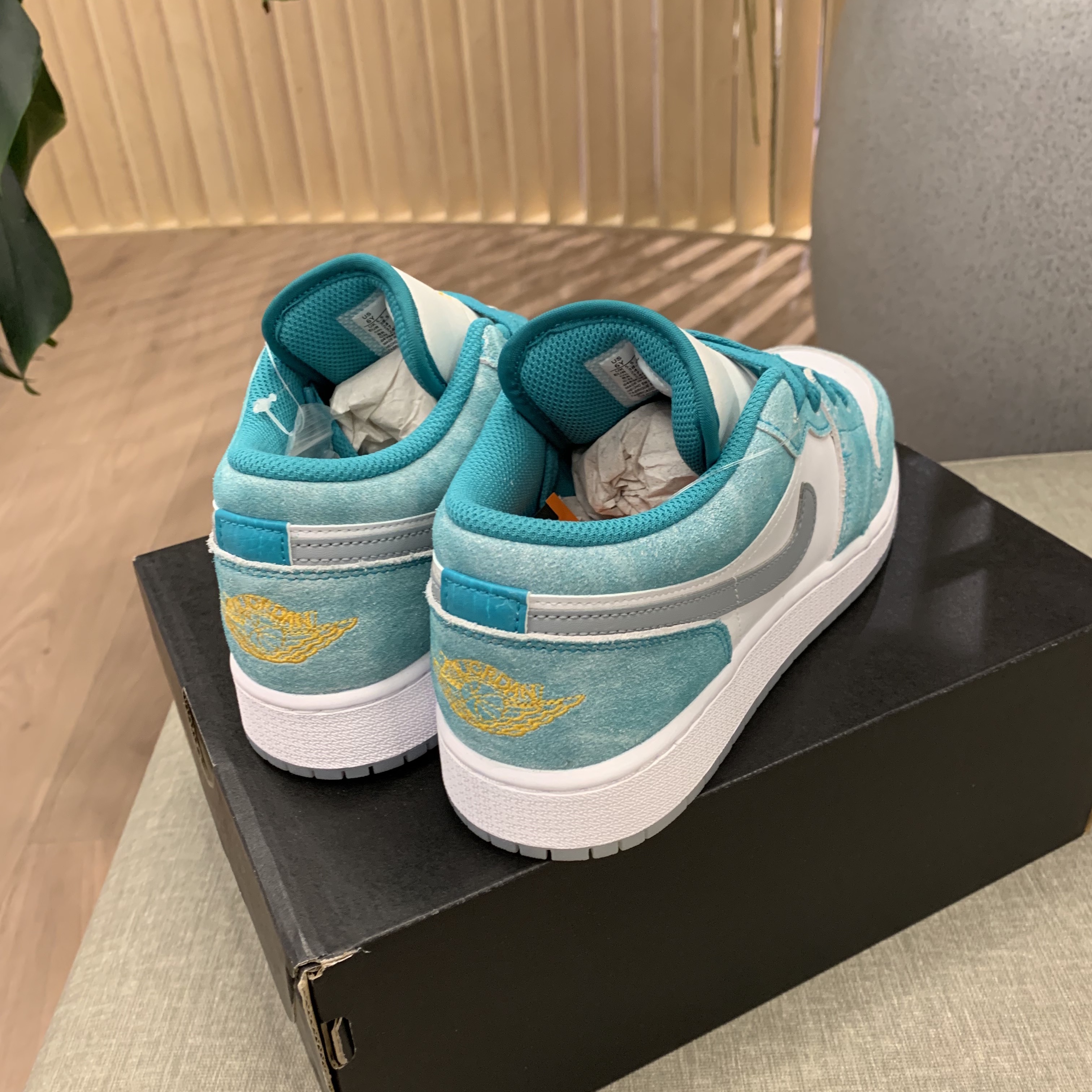 (GS) Jordan 1 Low SE New Emerald 착용 스타일 - 4