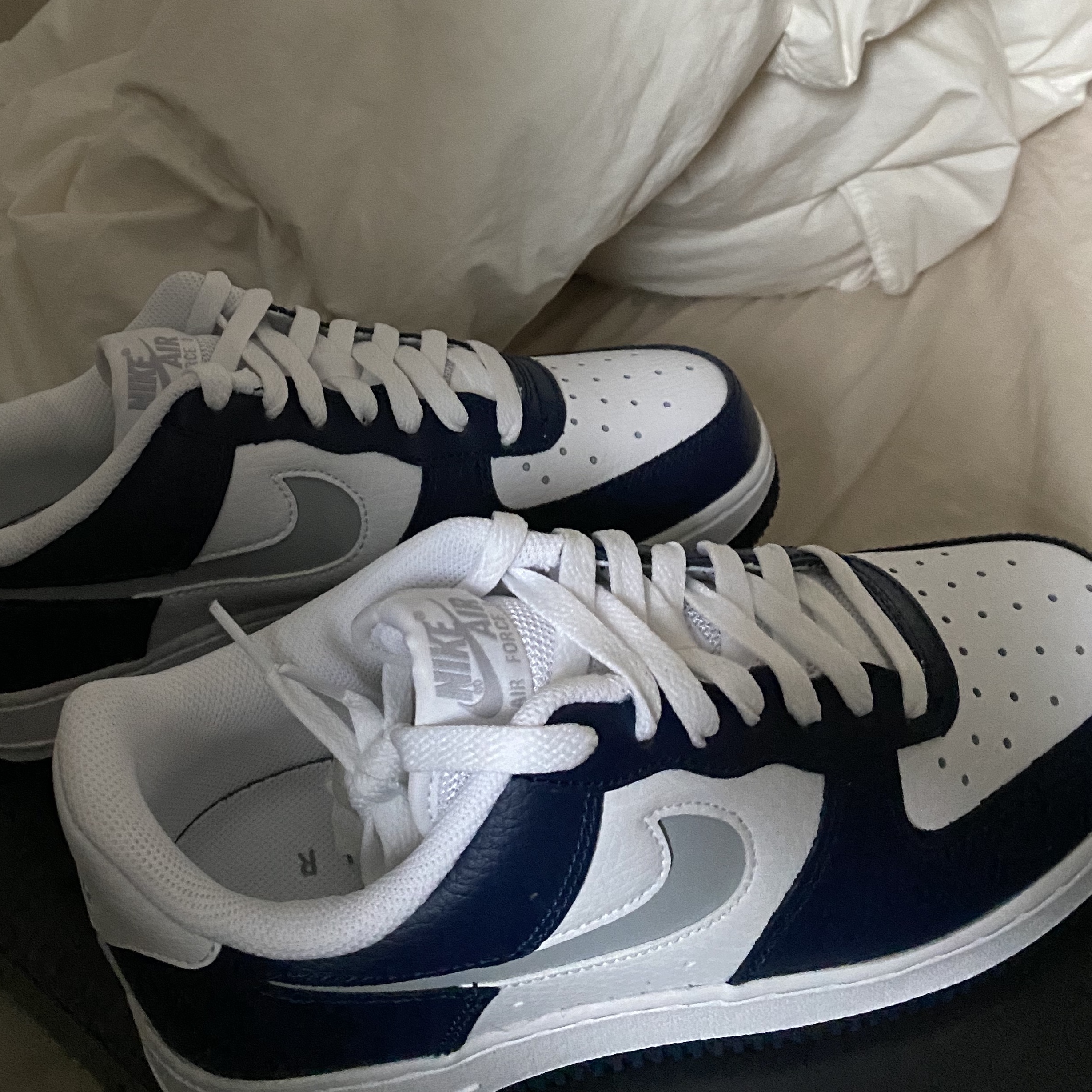 Nike Air Force 1 '07 Cut Out Swoosh Midnight Navy 착용 스타일