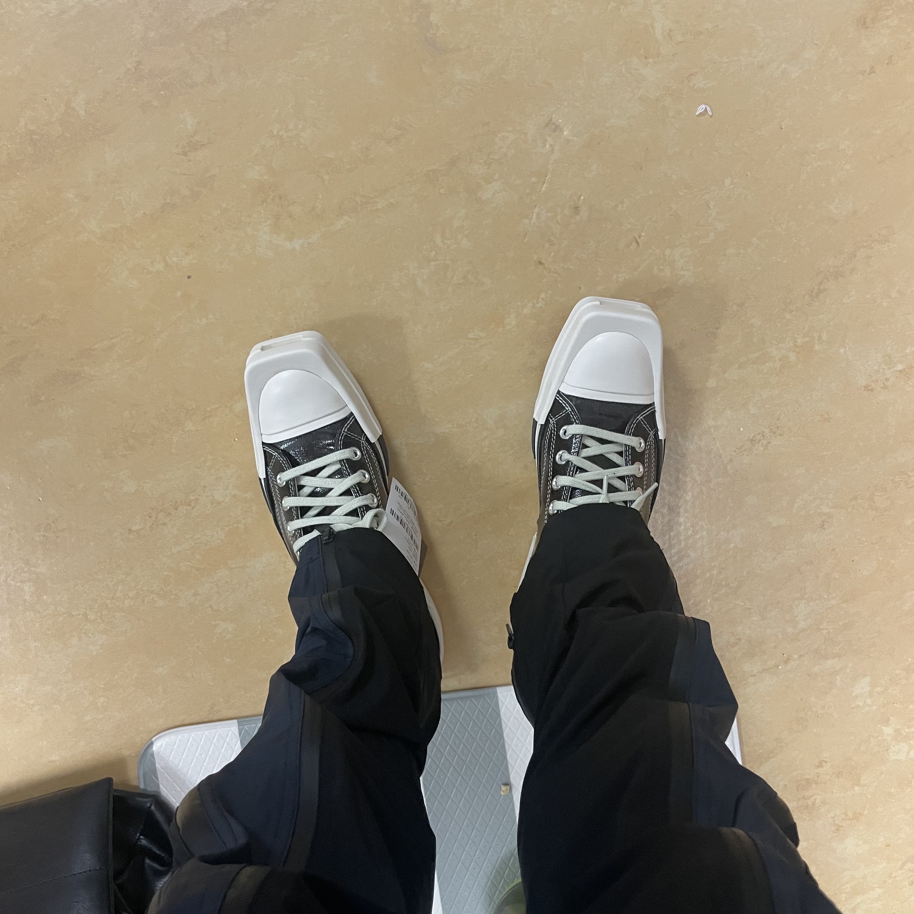 Converse x Drkshdw Turbodrk Chuck 70 Hi Black Lacquered Denim, Undermycar Phan Mark 2 Multi Zip Nylon Mesh Pants Iris - 22SS 착용 스타일 - 3