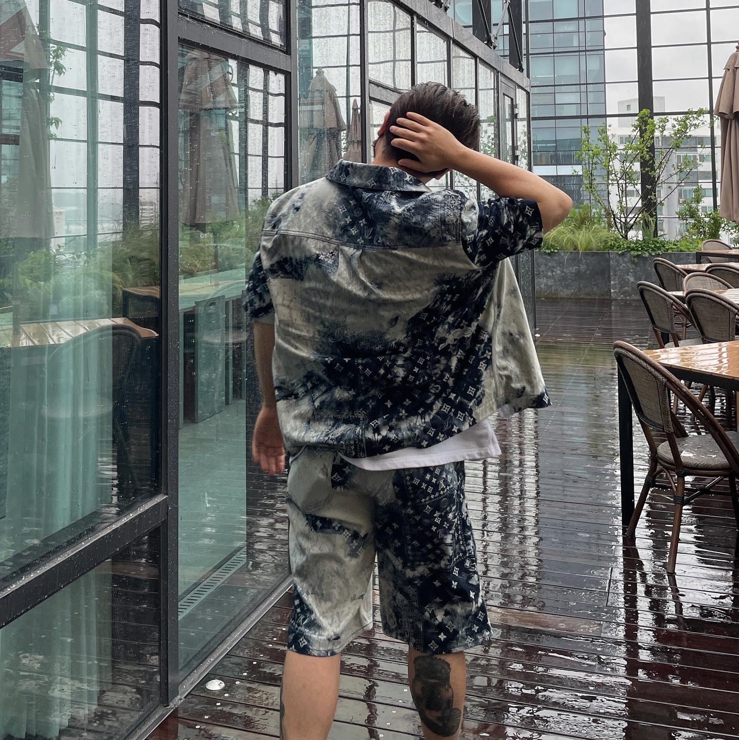 Louis Vuitton Monogram Bandana Short Sleeved Denim Shirt Indigo, Louis Vuitton Monogram Bandana Denim Shorts Indigo 착용 스타일 - 3