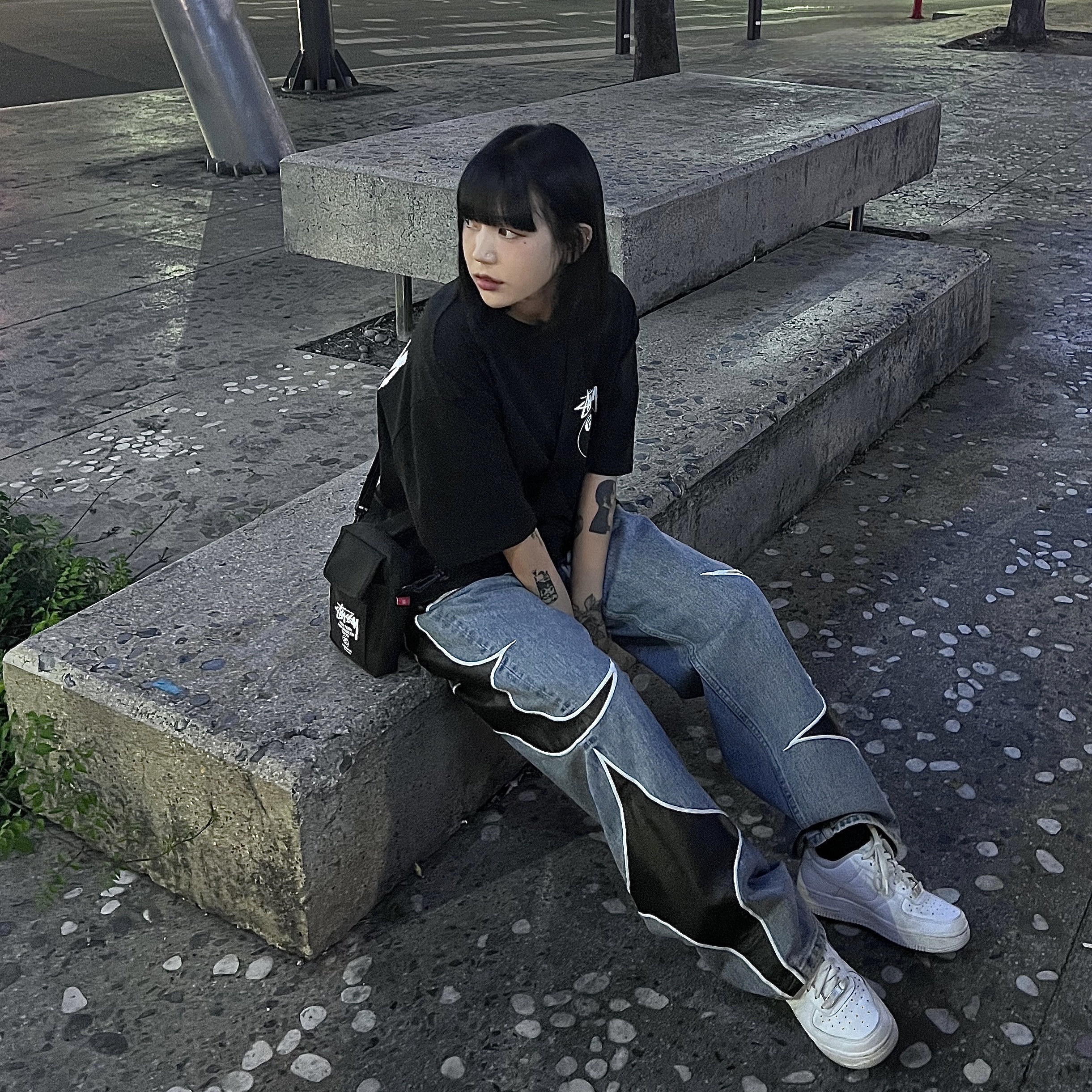 (W) Nike Air Force 1 '07 Low White, Stussy 8 Ball T-Shirt Black - 22SS 착용 스타일 - 2