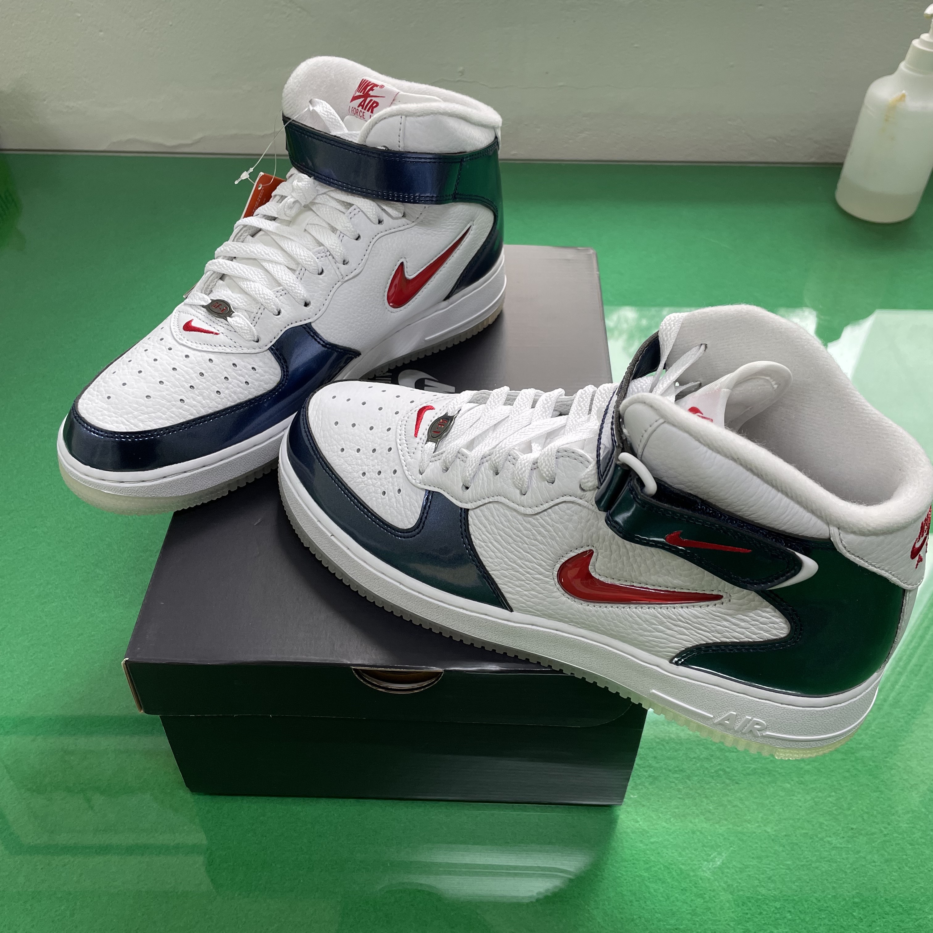Nike Air Force 1 Mid QS University Red and Midnight Navy 착용 스타일