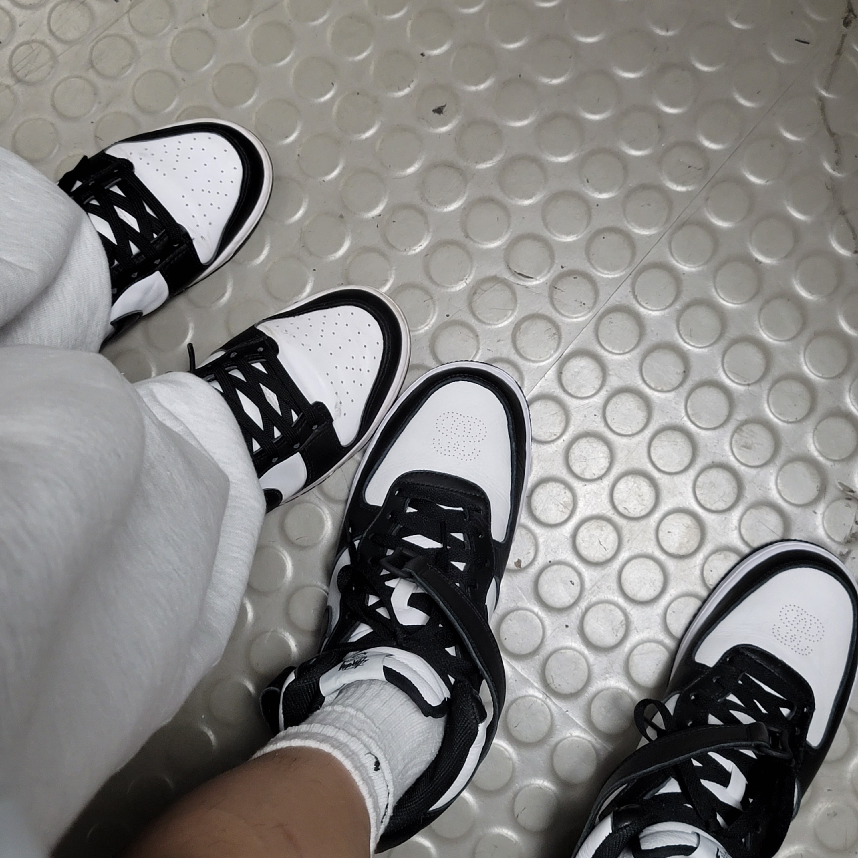 (W) Nike Dunk Low Black, Nike x Stussy Air Force 1 '07 Mid SP Black and Light Bone 착용 스타일
