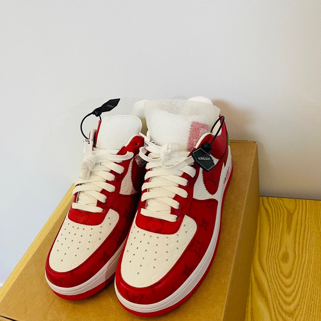 Louis Vuitton x Nike Air Force 1 Low by Virgil Abloh White Comet Red 착용 스타일 - 3
