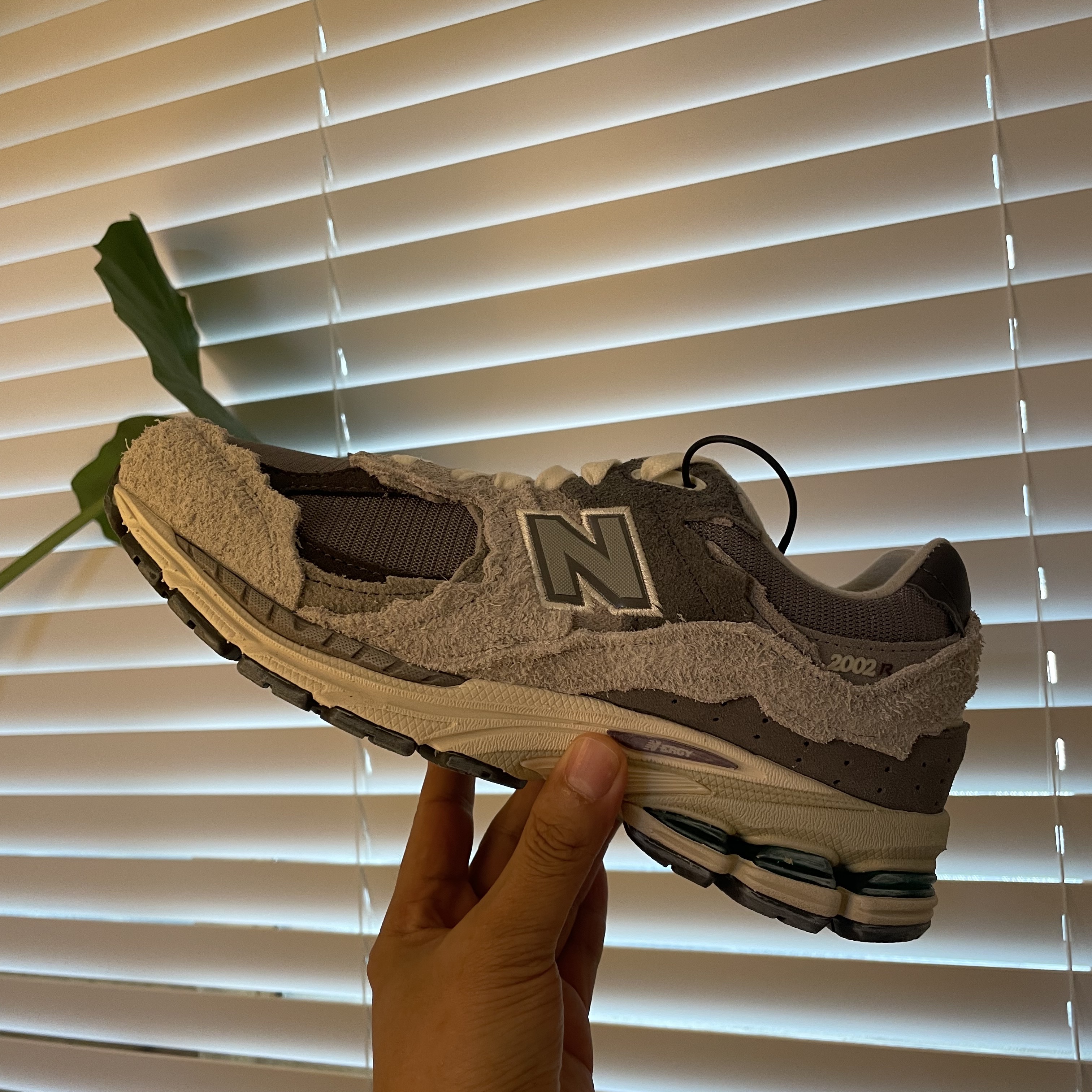 New Balance 2002R Protection Pack Rain Cloud 착용 스타일 - 1
