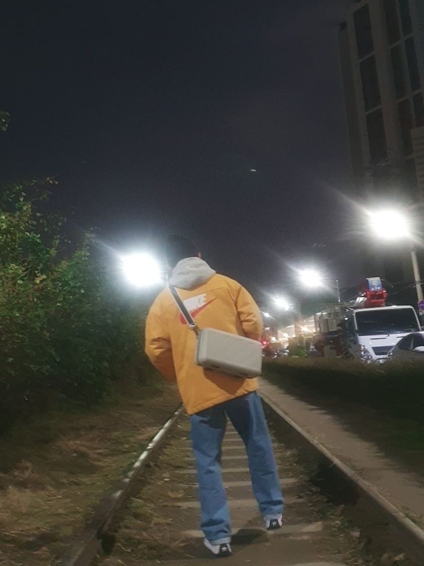 Off-White x Amore Pacific Protection Box (Without Cosmetics), Palace Handbag Baggies Jean Stone Wash - 21SS 착용 스타일