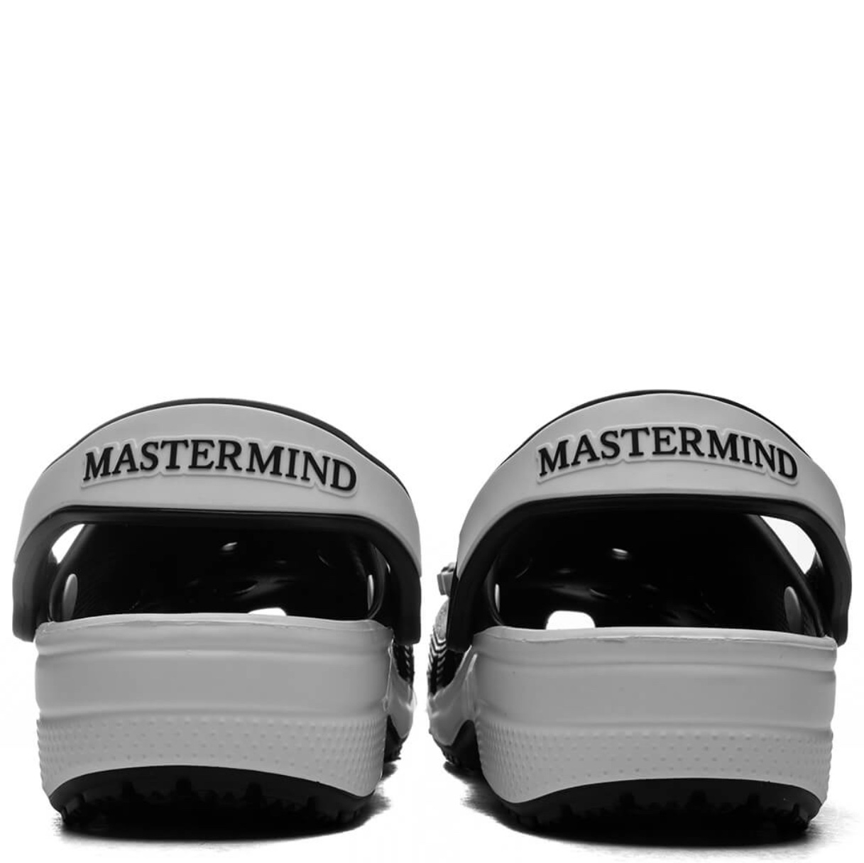 Crocs x Mastermind Classic Clog Black White 착용 스타일 - 4