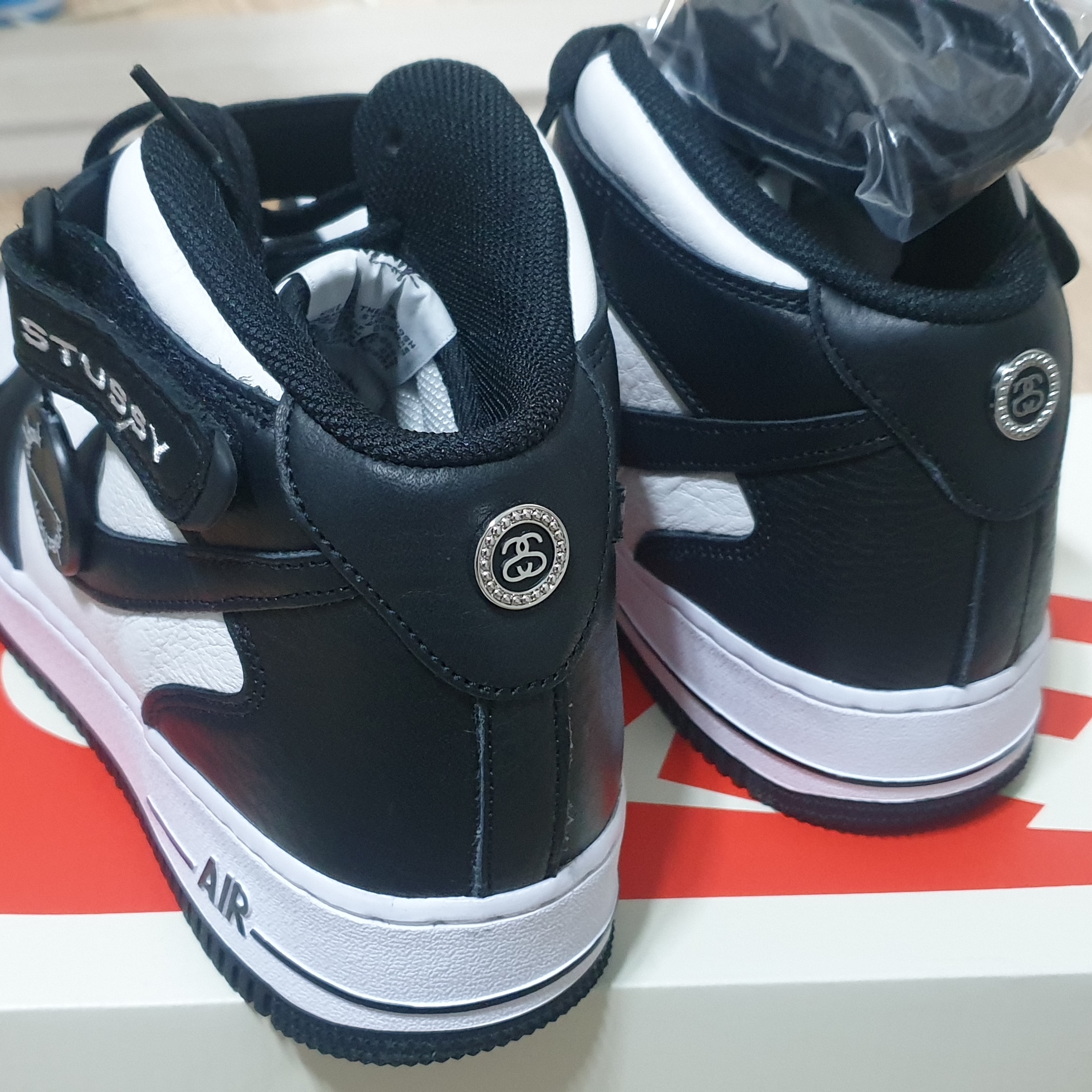 Nike x Stussy Air Force 1 '07 Mid SP Black and Light Bone 착용 스타일 - 5