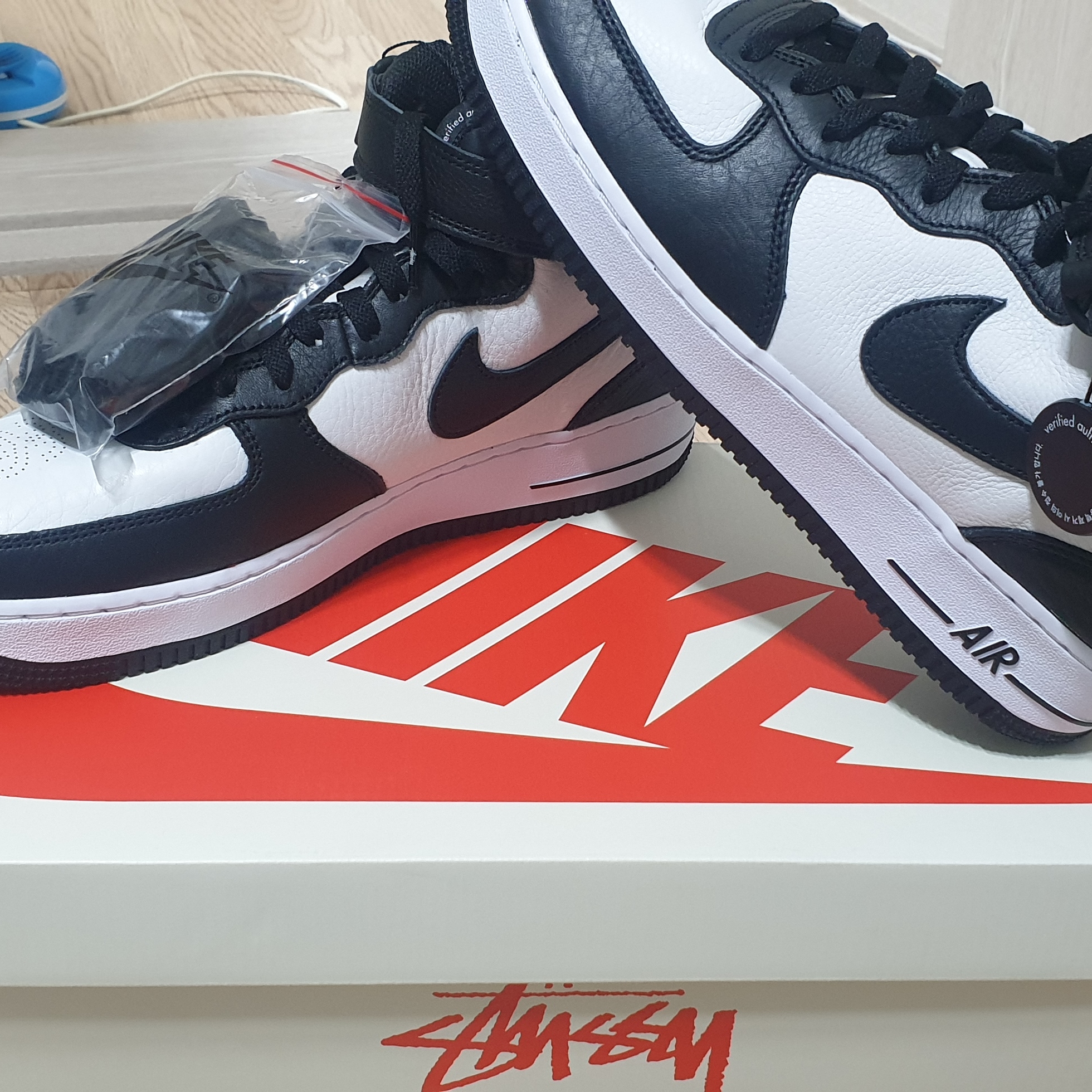 Nike x Stussy Air Force 1 '07 Mid SP Black and Light Bone 착용 스타일 - 1