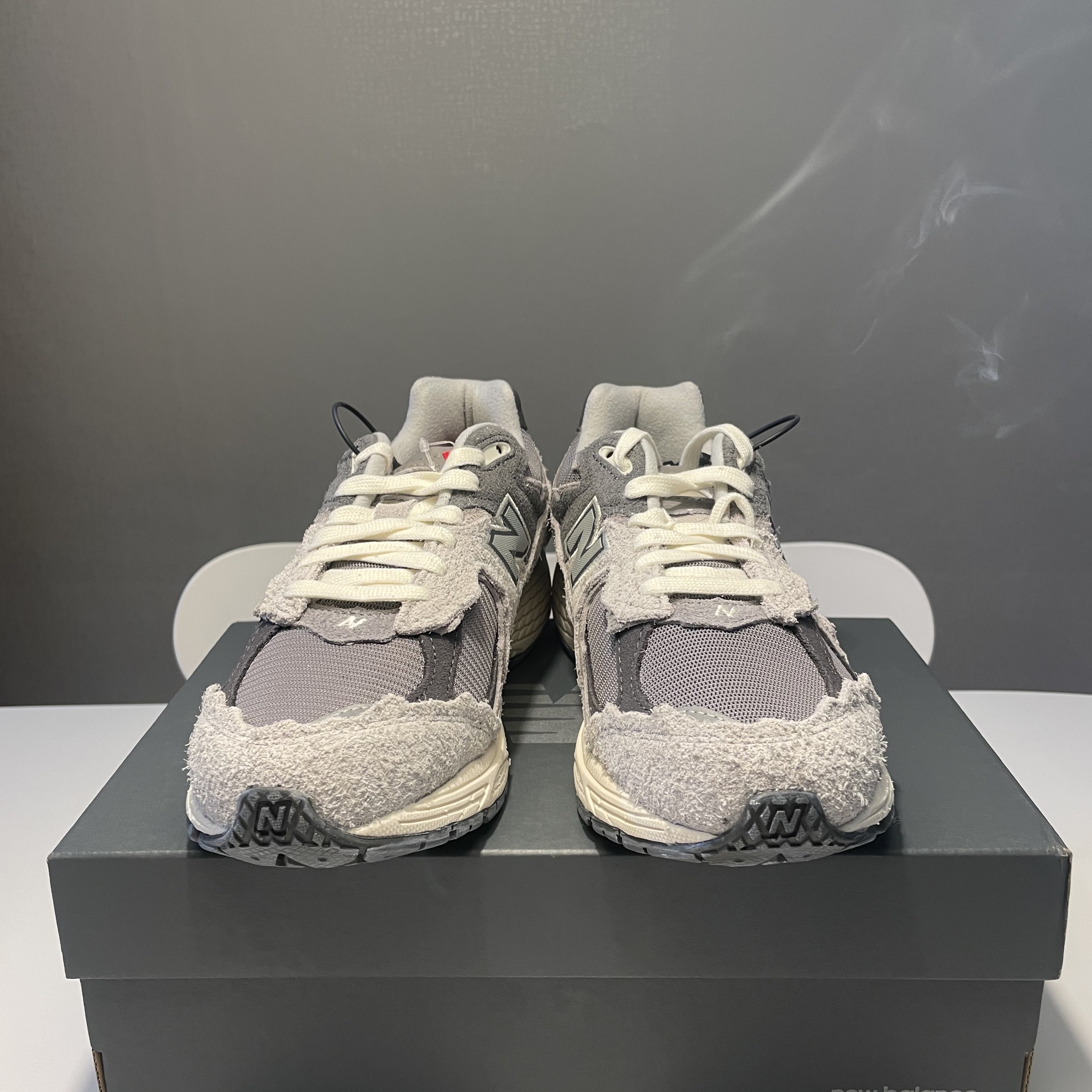 New Balance 2002R Protection Pack Rain Cloud 착용 스타일 - 3