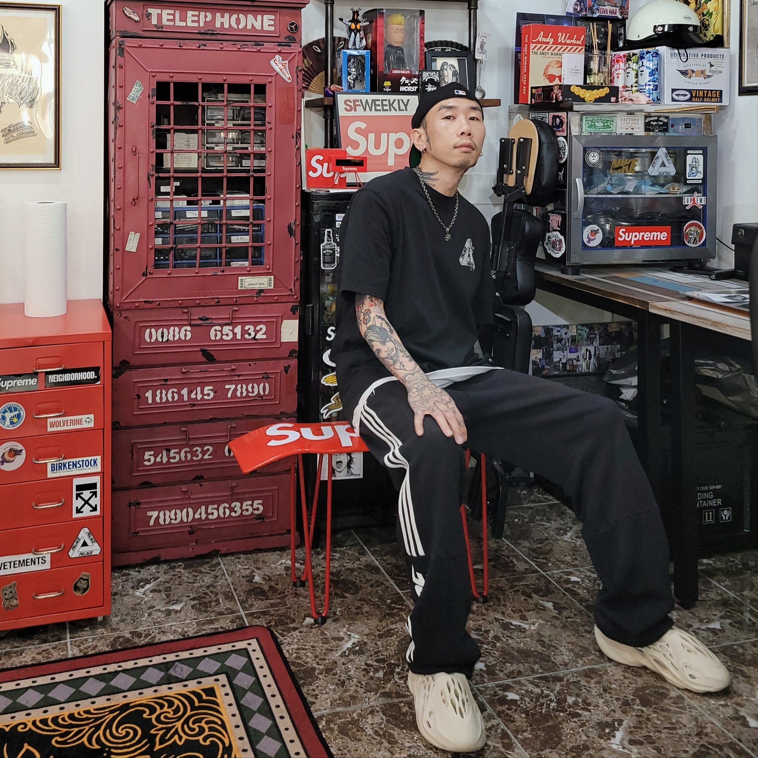Adidas Yeezy Foam RNNR Sand, Palace U Figure T-Shirt Black - 19FW 착용 스타일 - 1
