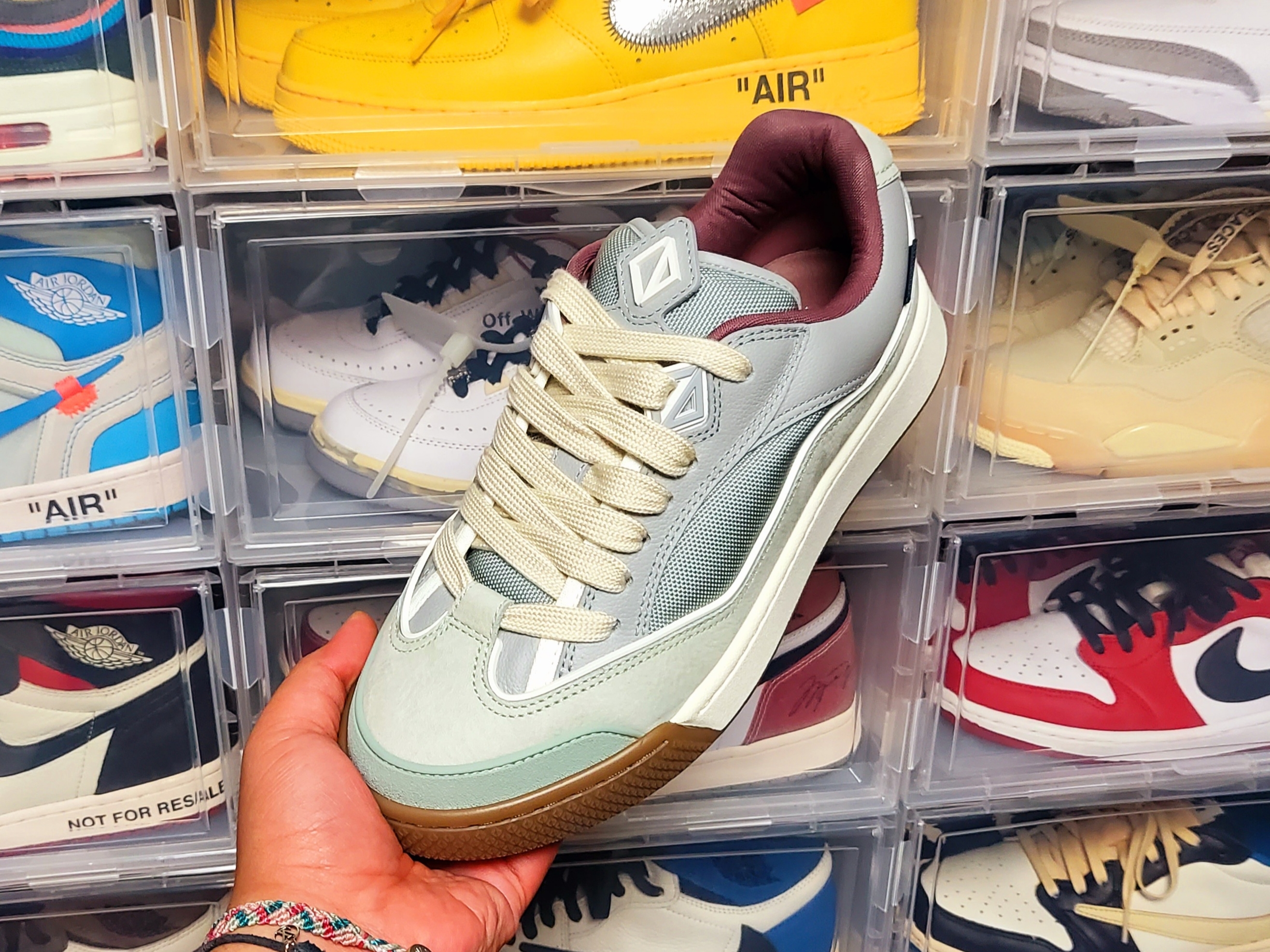 Dior x Cactus Jack B713 Sneakers Grey Mint, Jordan 1 x Travis Scott x Fragment Retro High OG SP Military Blue 착용 스타일 - 1