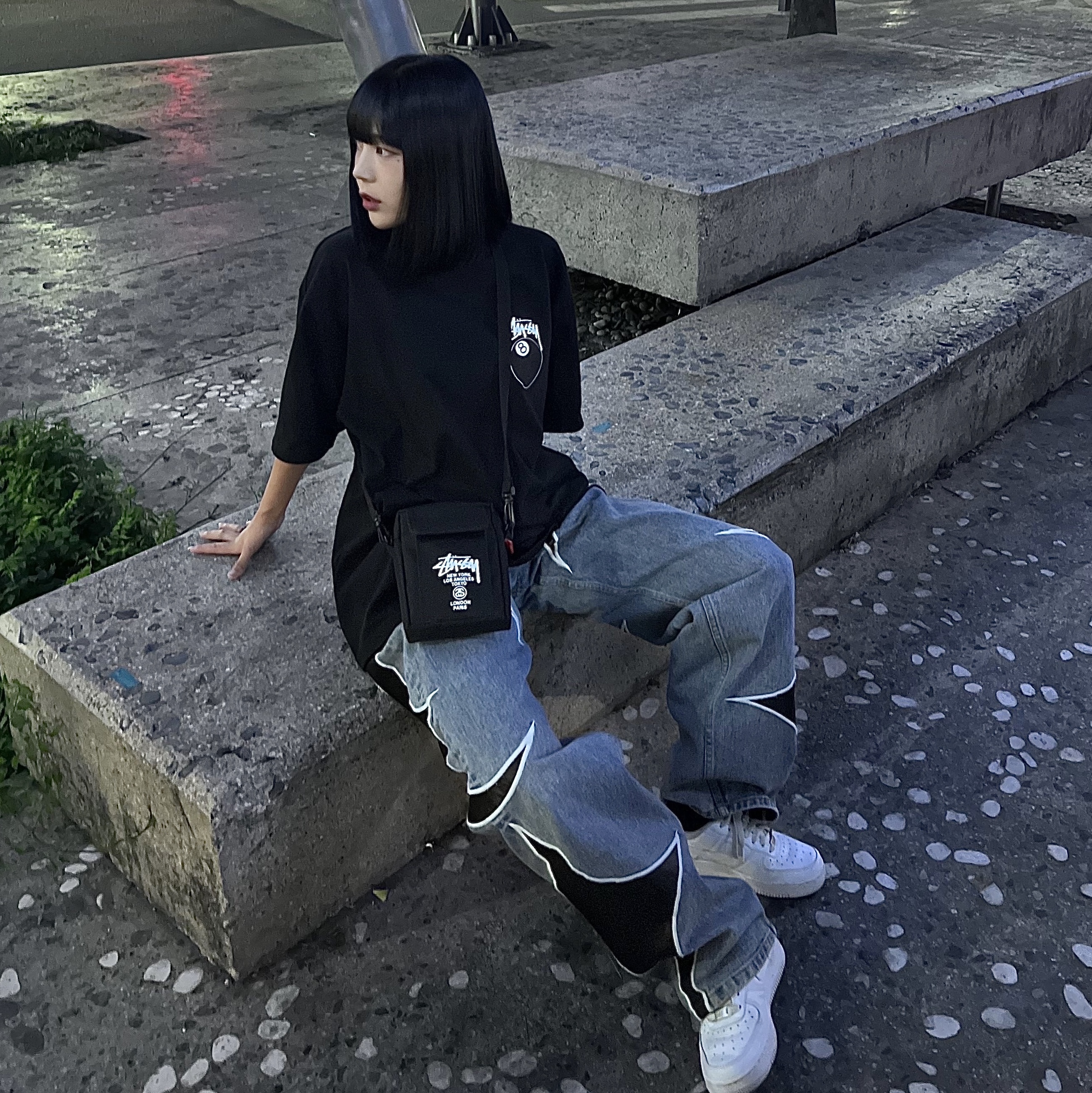 (W) Nike Air Force 1 '07 Low White, Stussy 8 Ball T-Shirt Black - 22SS 착용 스타일 - 1