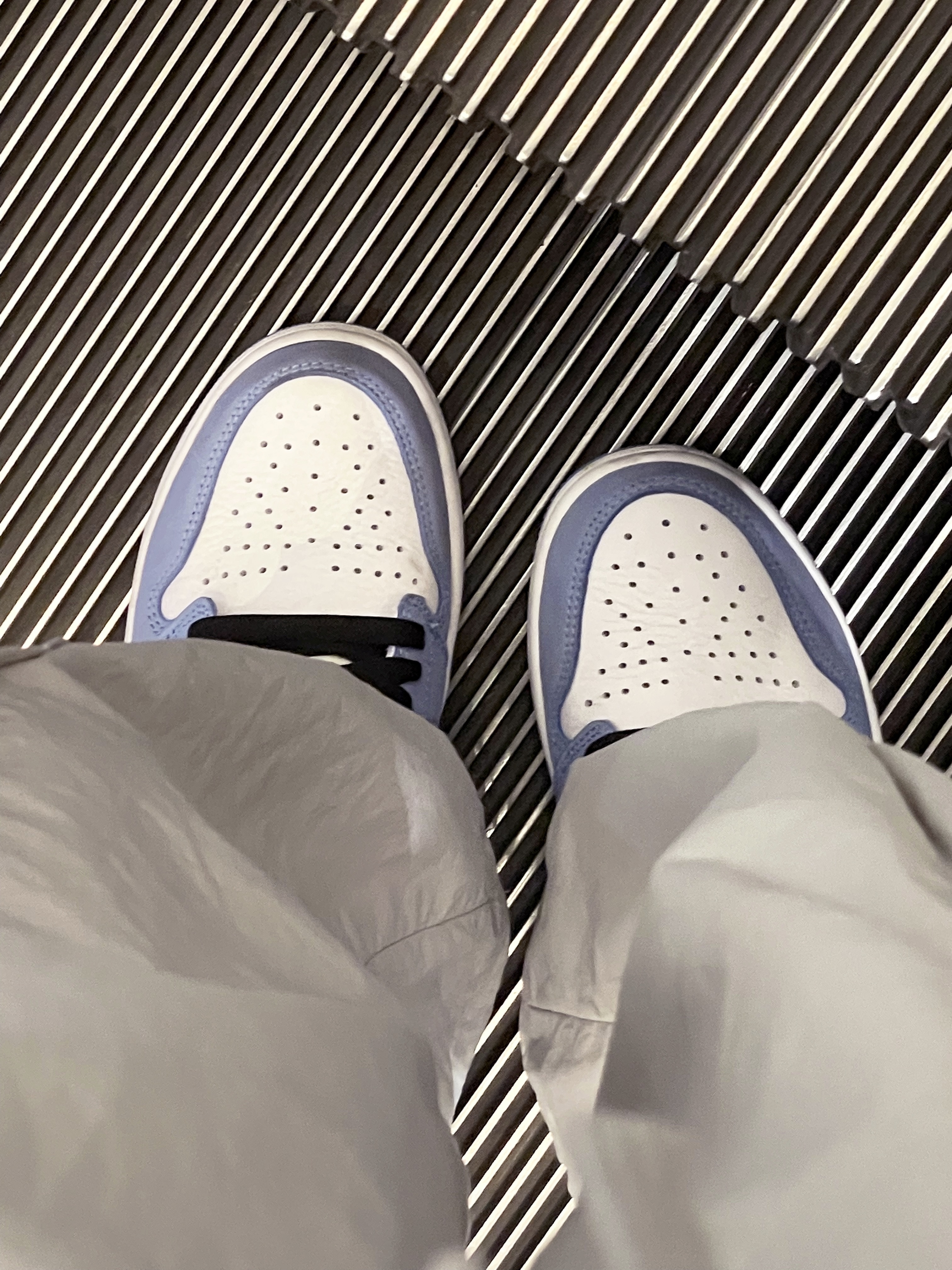 Jordan 1 Retro High OG University Blue 착용 스타일 - 2