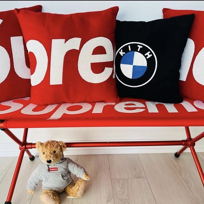 Supreme x Helinox Bench One Red - 22SS 착용 스타일