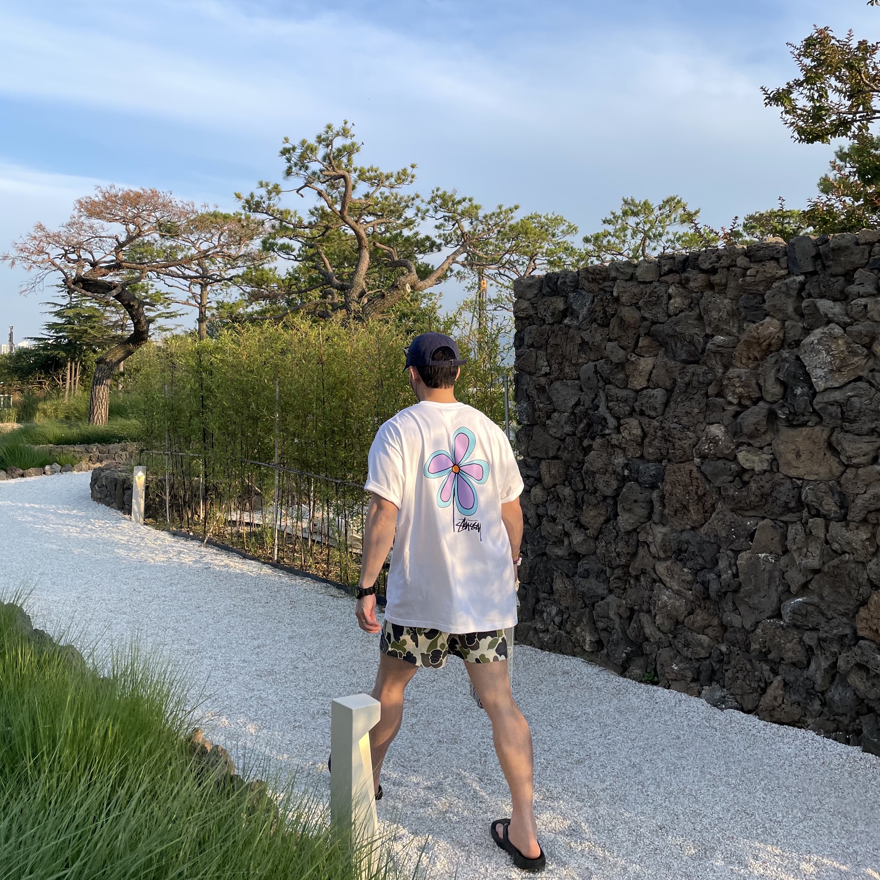 Stussy Flower T-Shirt White, Oofos OOriginal Black 착용 스타일