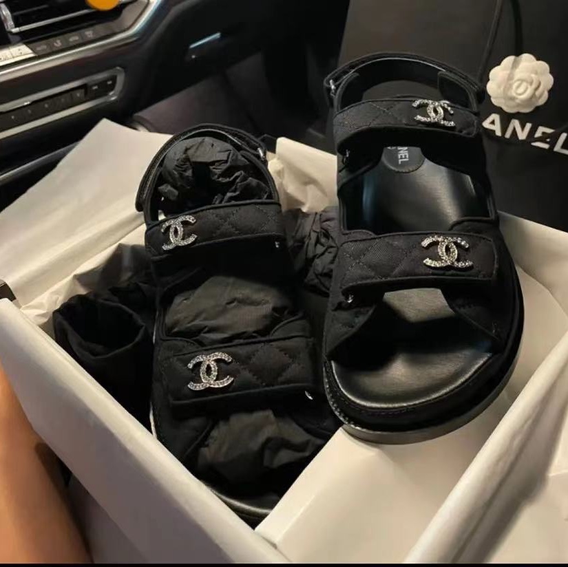 (W) Chanel Sandals Mixed Fibers & Black 착용 스타일 - 2
