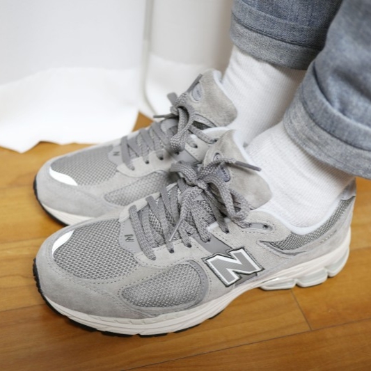 New Balance 2002R Grey 착용 스타일