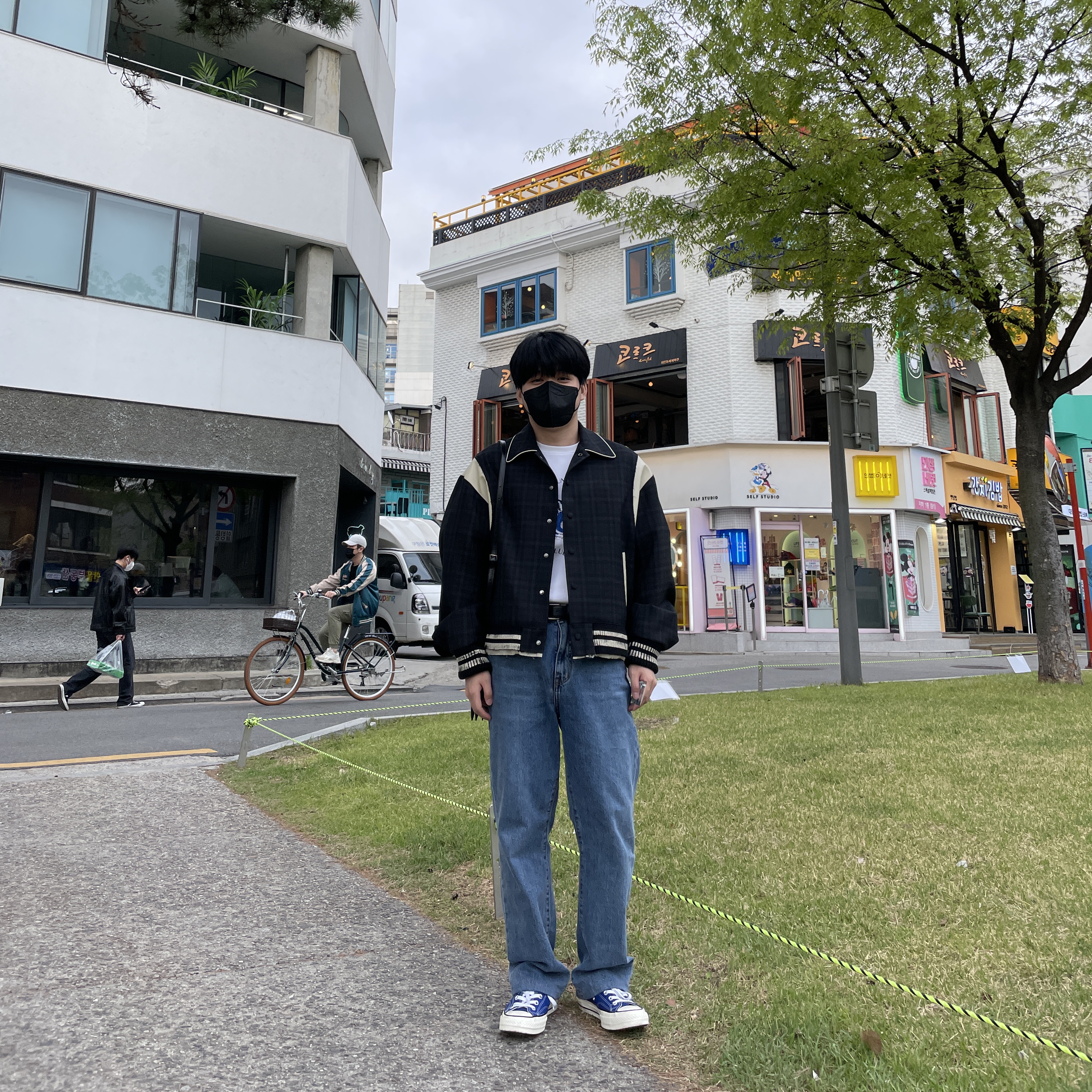 Ader Error Tedd Jacket Noir, Converse Chuck 70 Ox Vintage Canvas Rush Blue 착용 스타일 - 4