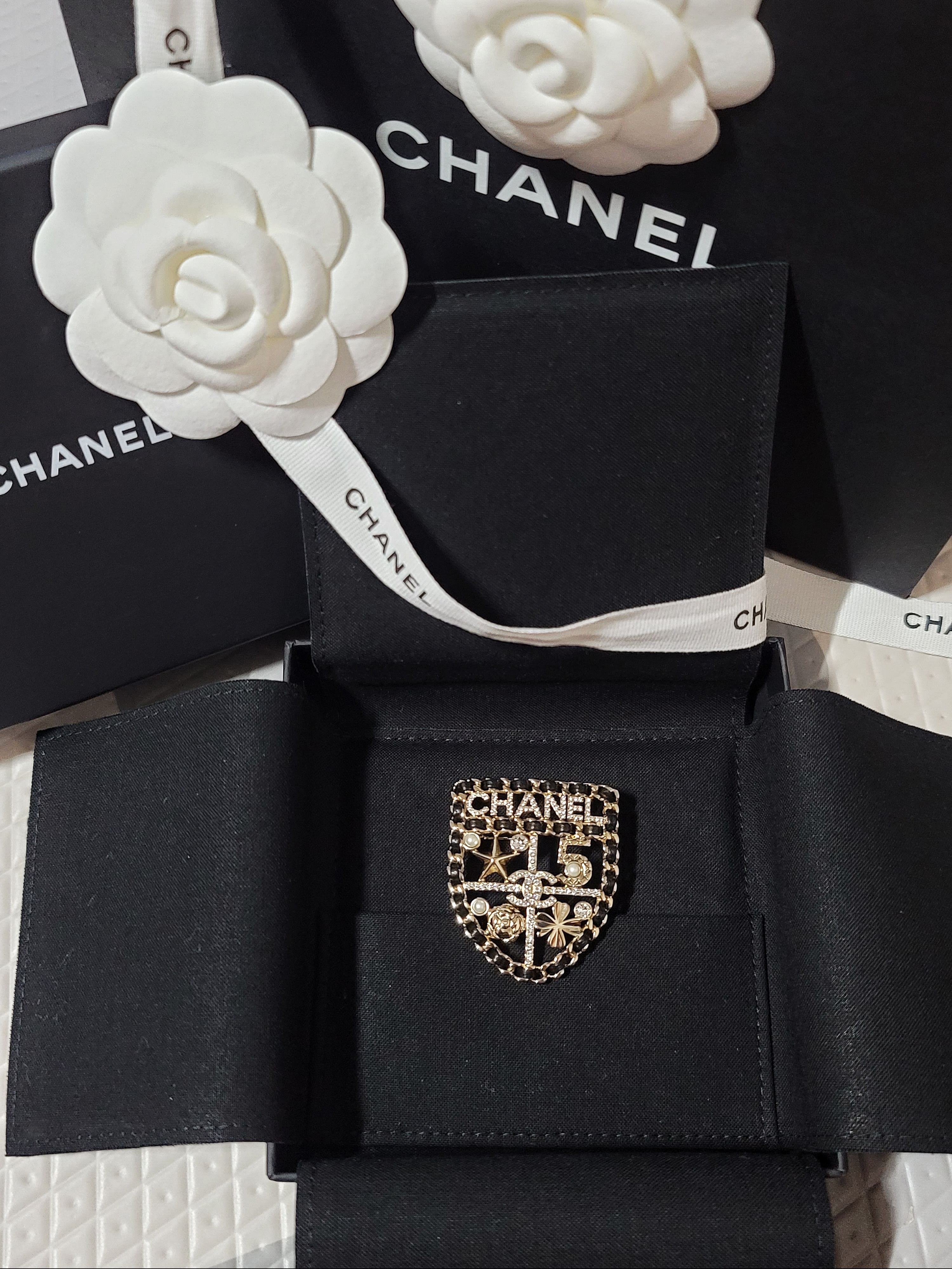 Chanel Large 19 Handbag Lambskin & Gold Black, Nike x Peaceminusone Kwondo1 White 착용 스타일 - 3