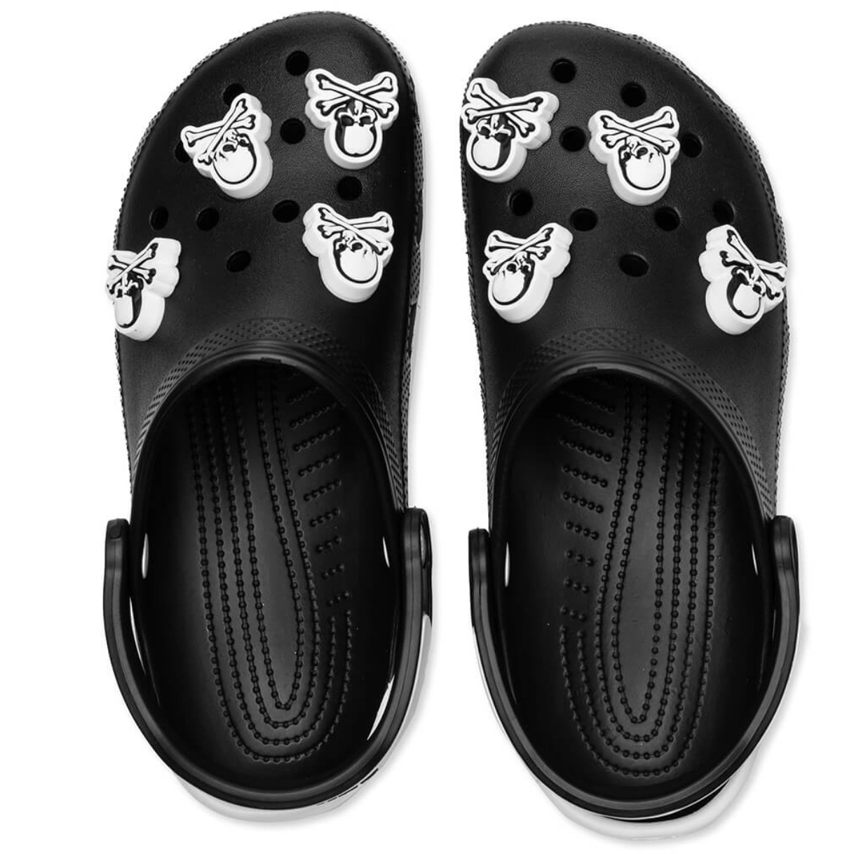 Crocs x Mastermind Classic Clog Black White 착용 스타일 - 5