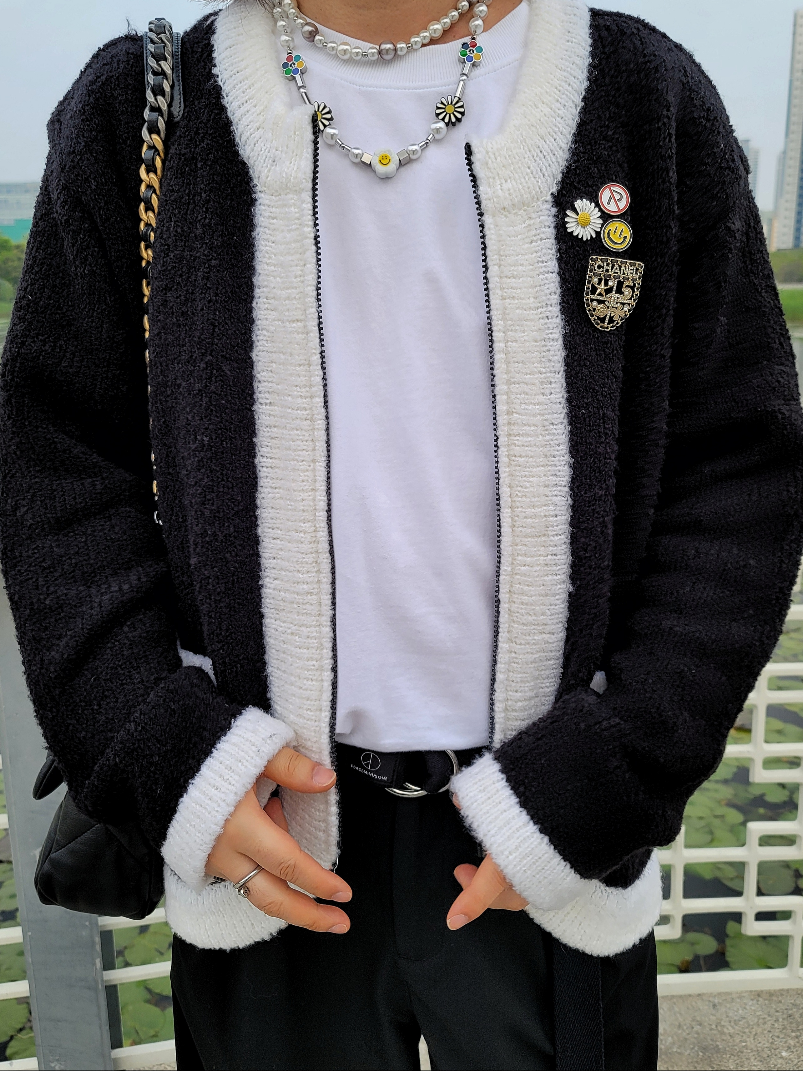 Chanel Large 19 Handbag Lambskin & Gold Black, Nike x Peaceminusone Kwondo1 White 착용 스타일 - 2
