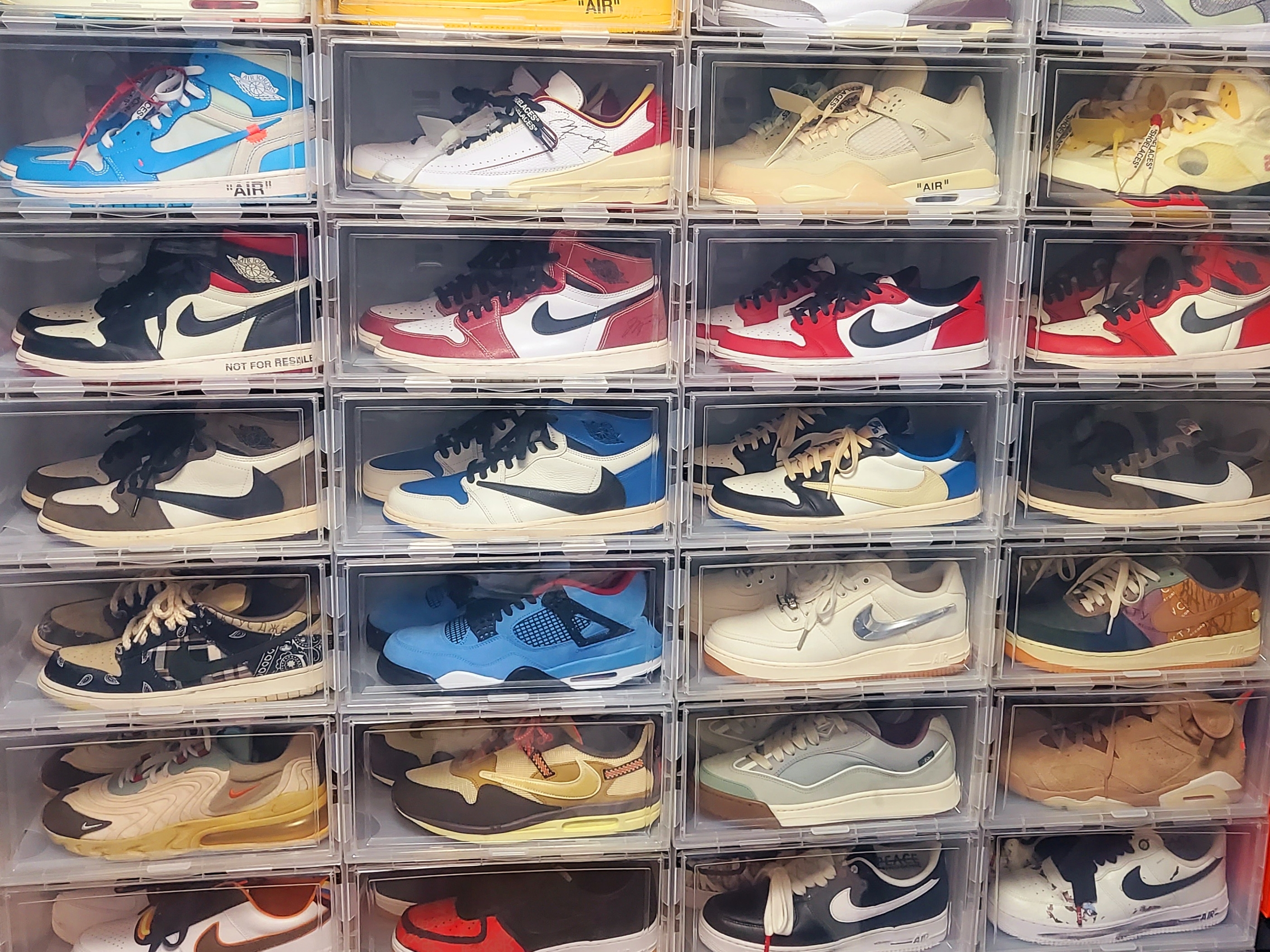 Dior x Cactus Jack B713 Sneakers Grey Mint, Jordan 1 x Travis Scott x Fragment Retro High OG SP Military Blue 착용 스타일 - 5