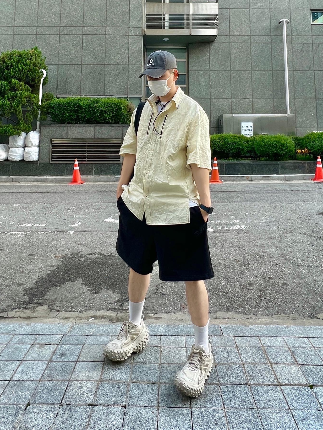 Our Legacy Ladon Leather Keychain Black, Balenciaga Defender Sneakers Beige 착용 스타일 - 1