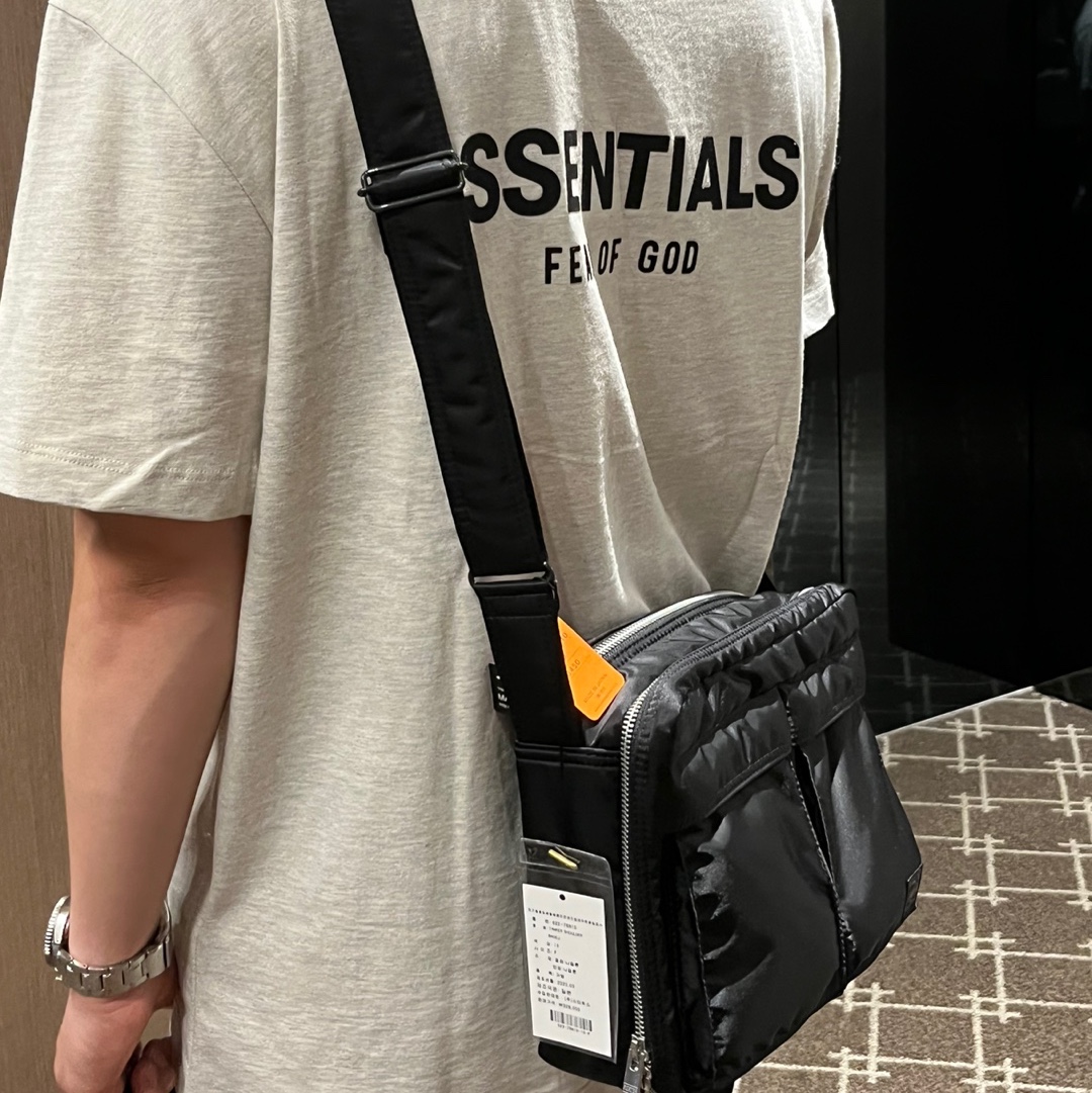 Porter Tanker Shoulder Bag L Black, Essentials The Core Collection T-Shirt Light Oatmeal 착용 스타일