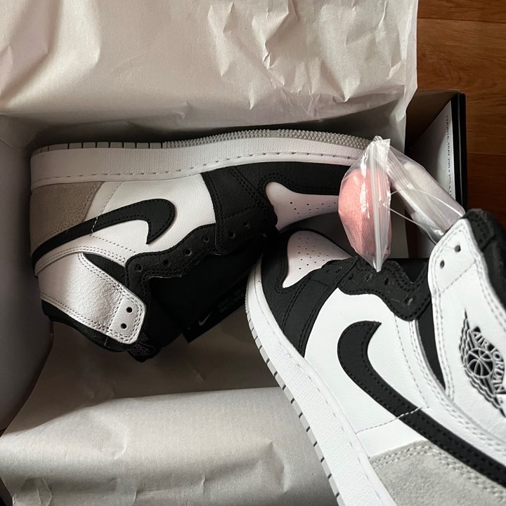 (GS) Jordan 1 Retro High OG Bleached Coral, Nike x Undercover Dunk High 1985 Black 착용 스타일 - 1