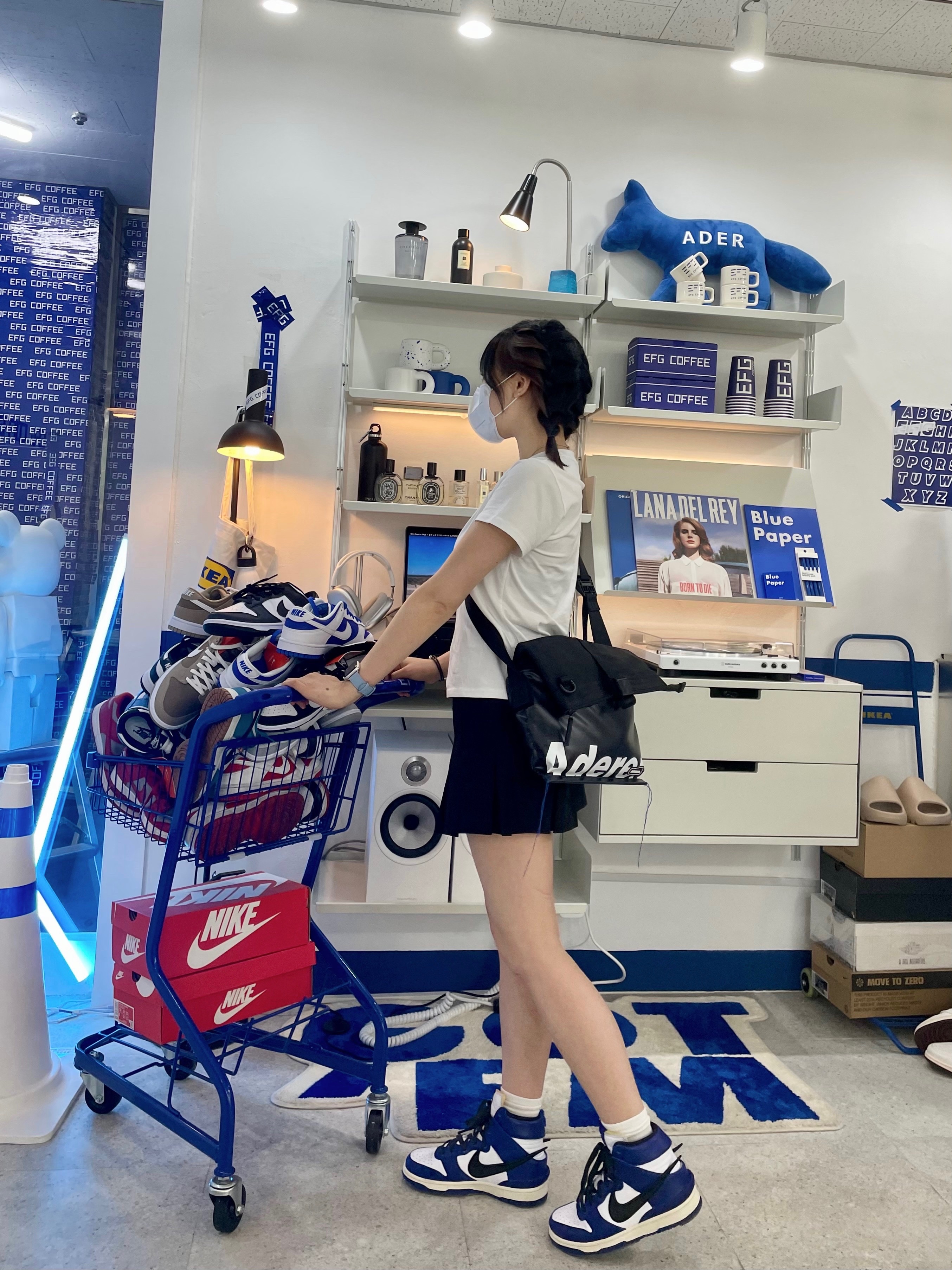 Ader Error Trace Roll Bag Black, Nike x Ambush Dunk High Deep Royal Blue 착용 스타일 - 1