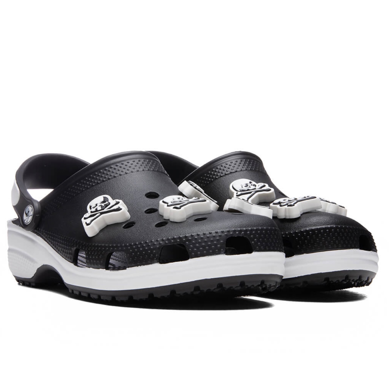 Crocs x Mastermind Classic Clog Black White 착용 스타일 - 2