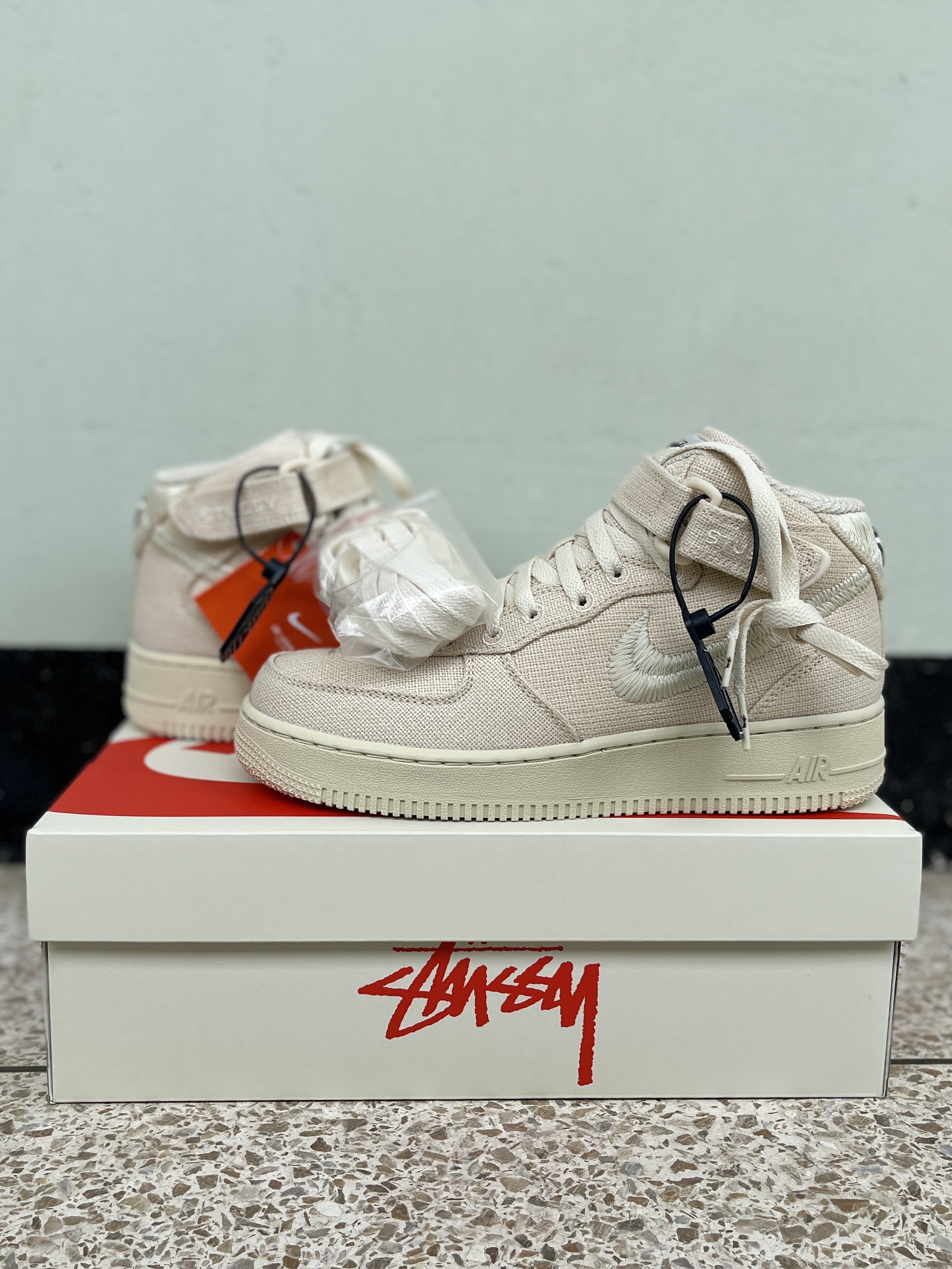 Nike x Stussy Air Force 1 '07 Mid SP Fossil 착용 스타일 - 2