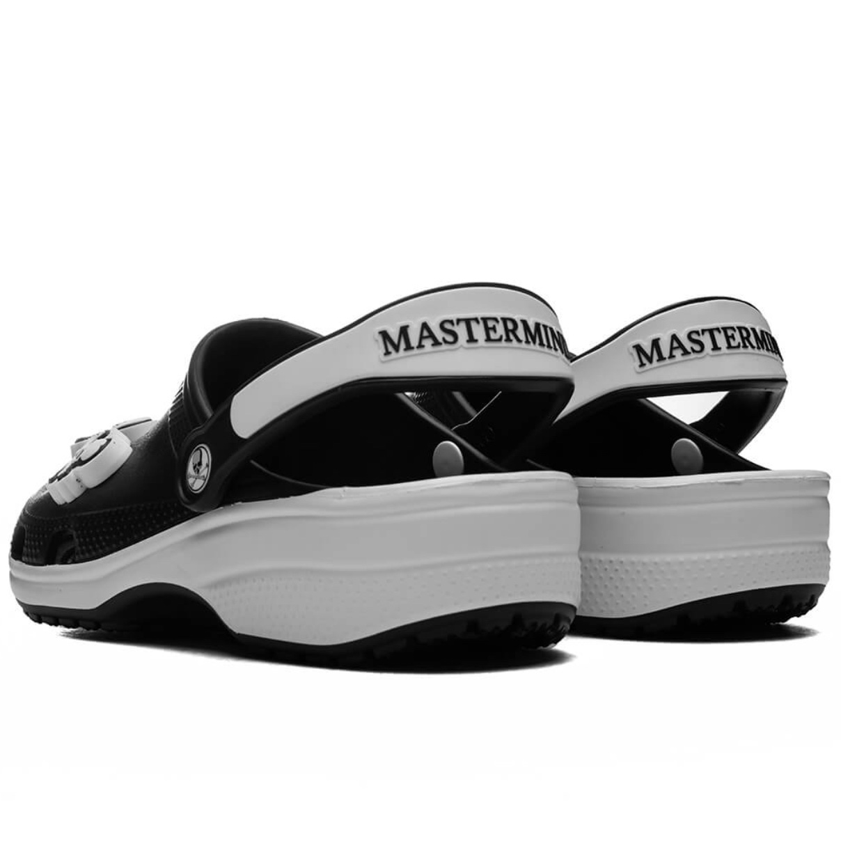 Crocs x Mastermind Classic Clog Black White 착용 스타일 - 3