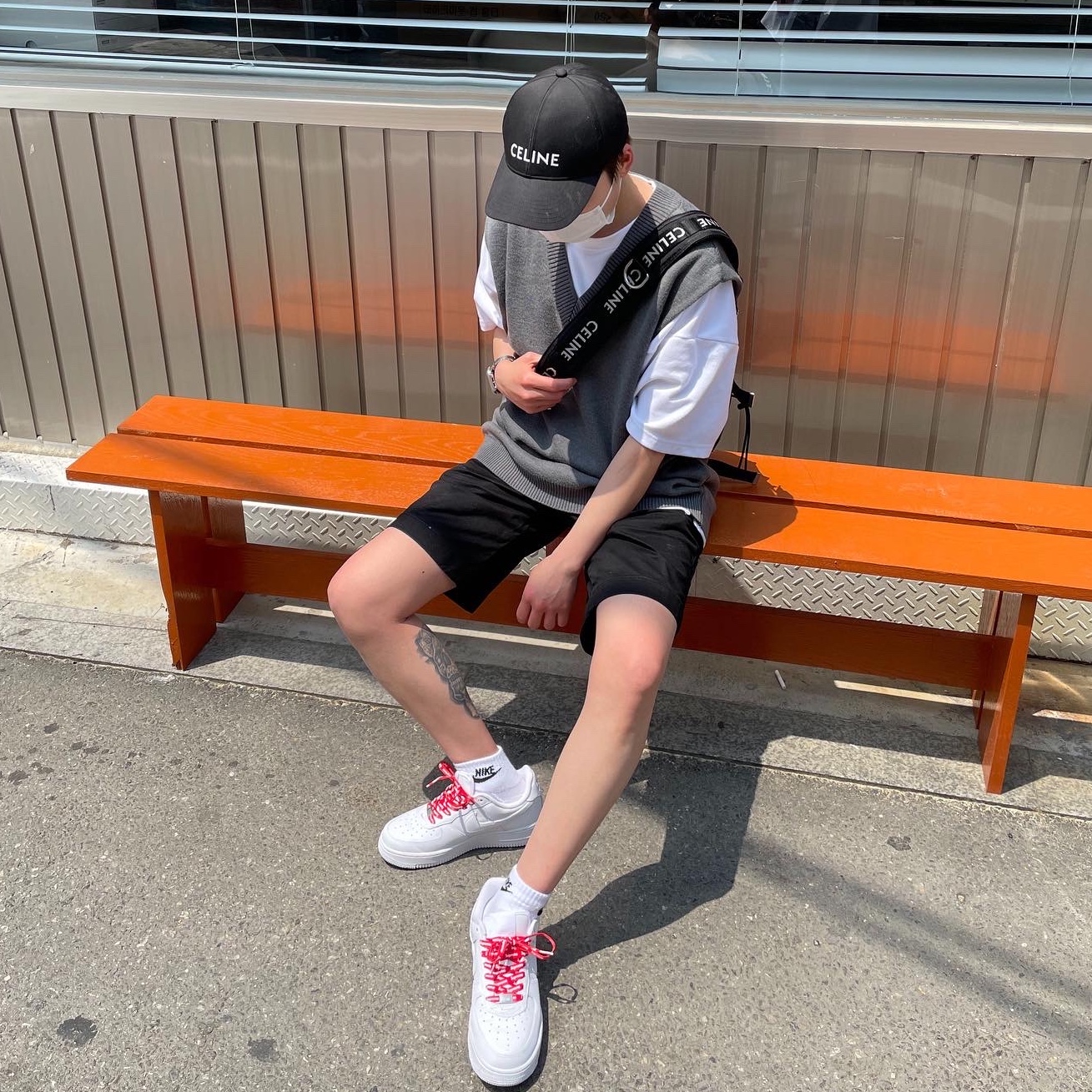 Nike x Supreme Air Force 1 Low White, (W) Celine Baseball Cap in Cotton Black 착용 스타일