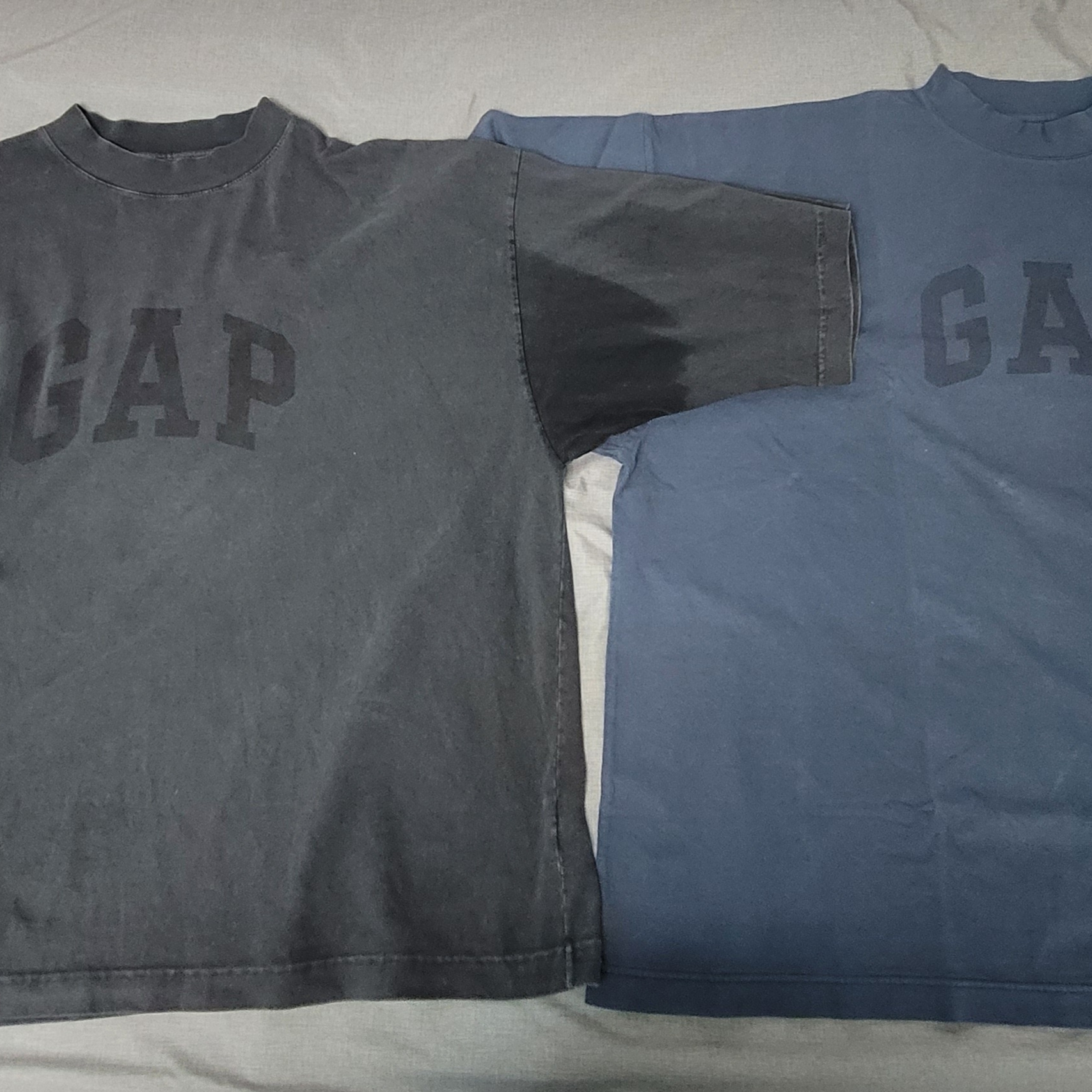 Yeezy Gap Engineered By Balenciaga Dove 3/4 Sleeve T-Shirt Washed Black, Yeezy Gap Engineered By Balenciaga Dove 3/4 Sleeve T-Shirt Dark Blue 착용 스타일 - 1