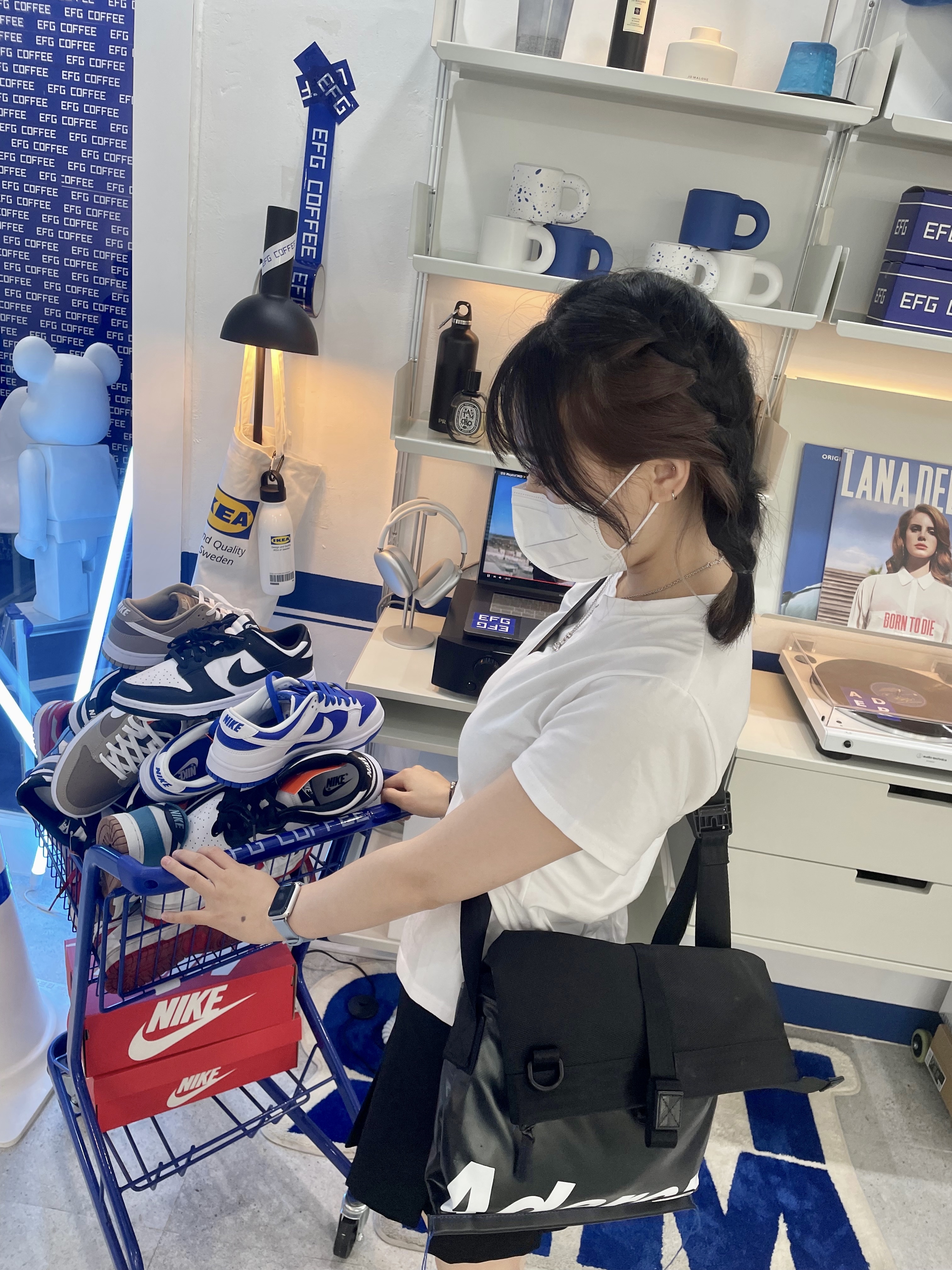Ader Error Trace Roll Bag Black, Nike x Ambush Dunk High Deep Royal Blue 착용 스타일 - 2